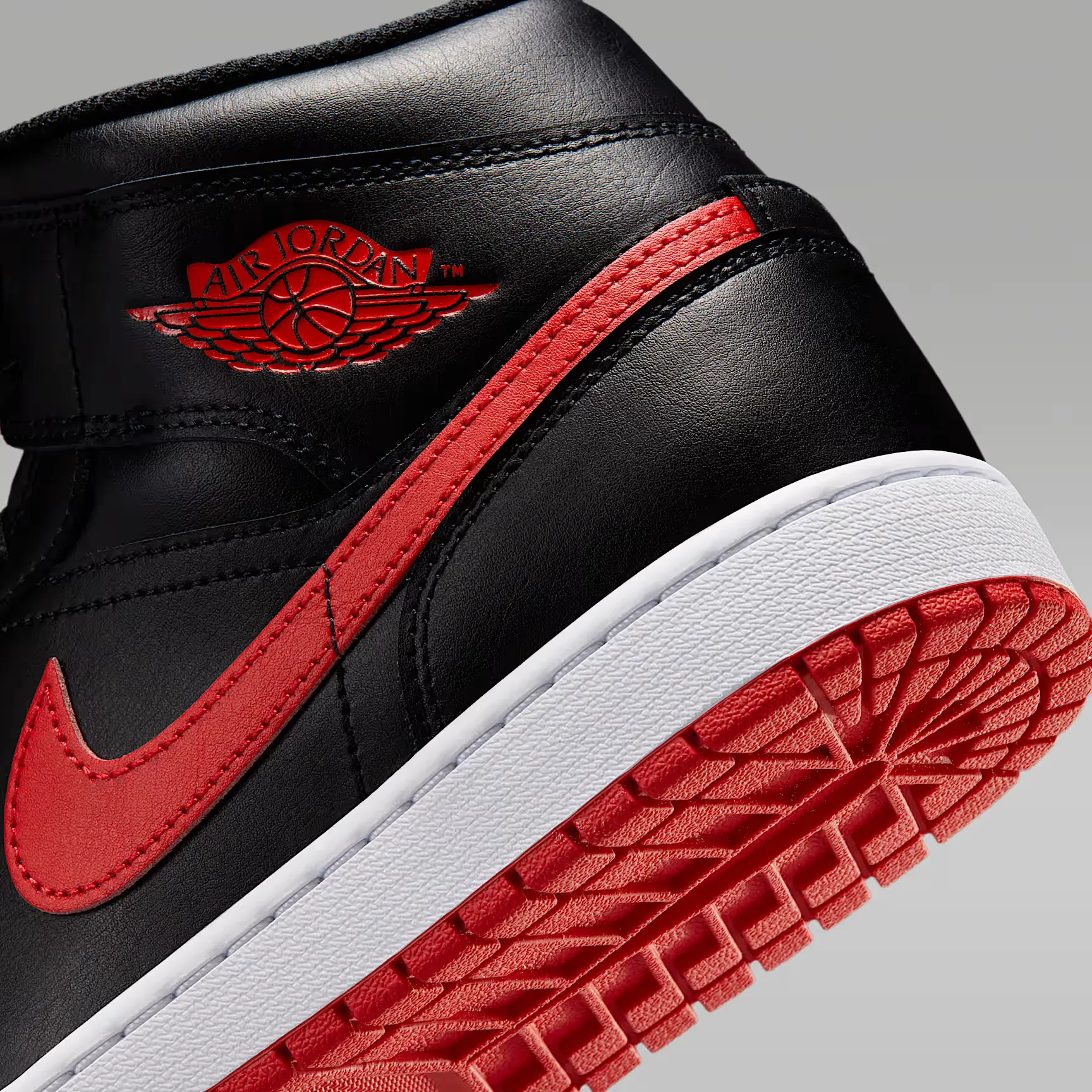 000000_Air-Jordan-1-Mid_Black-University-Red_DQ8426-005_img7