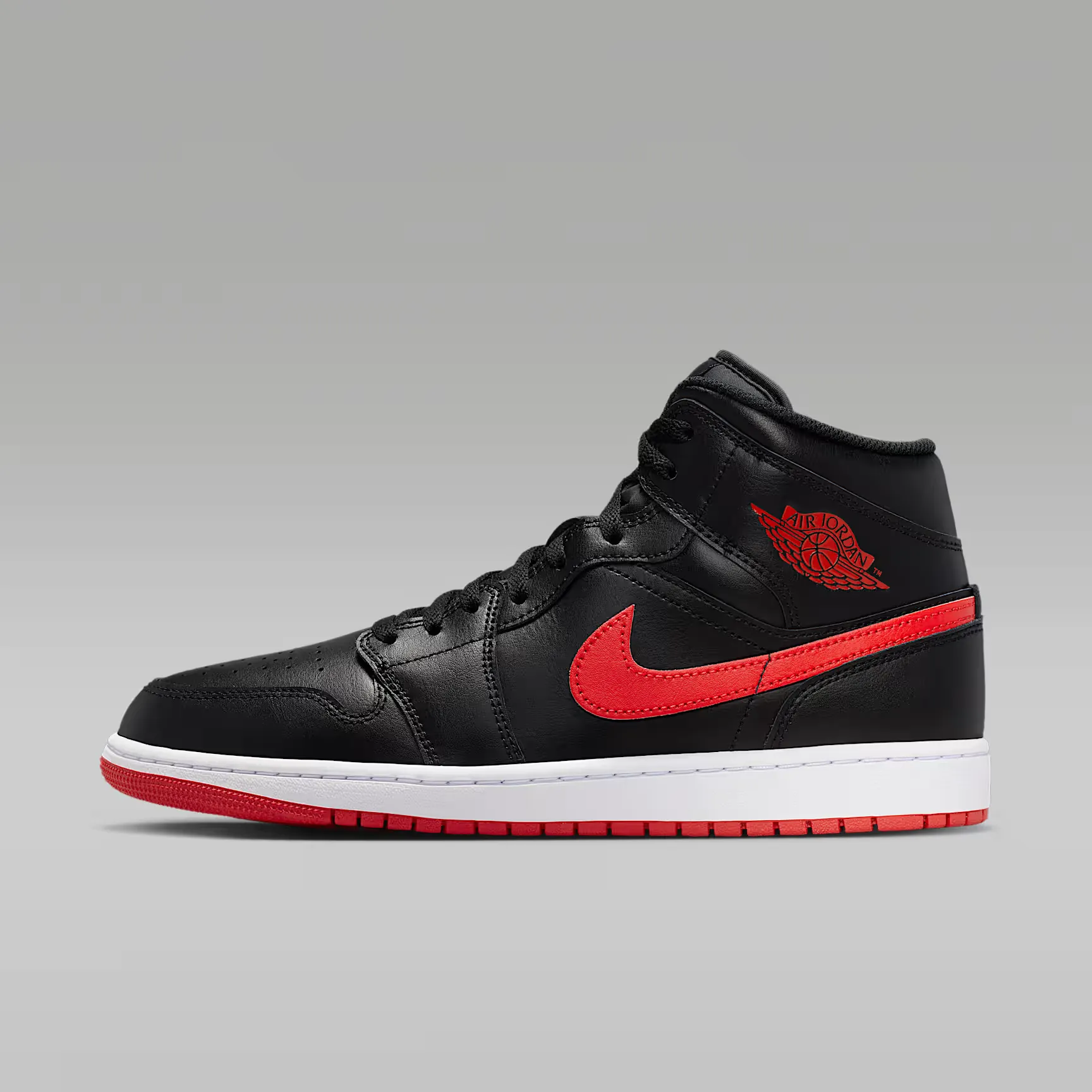 000000_Air-Jordan-1-Mid_Black-University-Red_DQ8426-005_img0