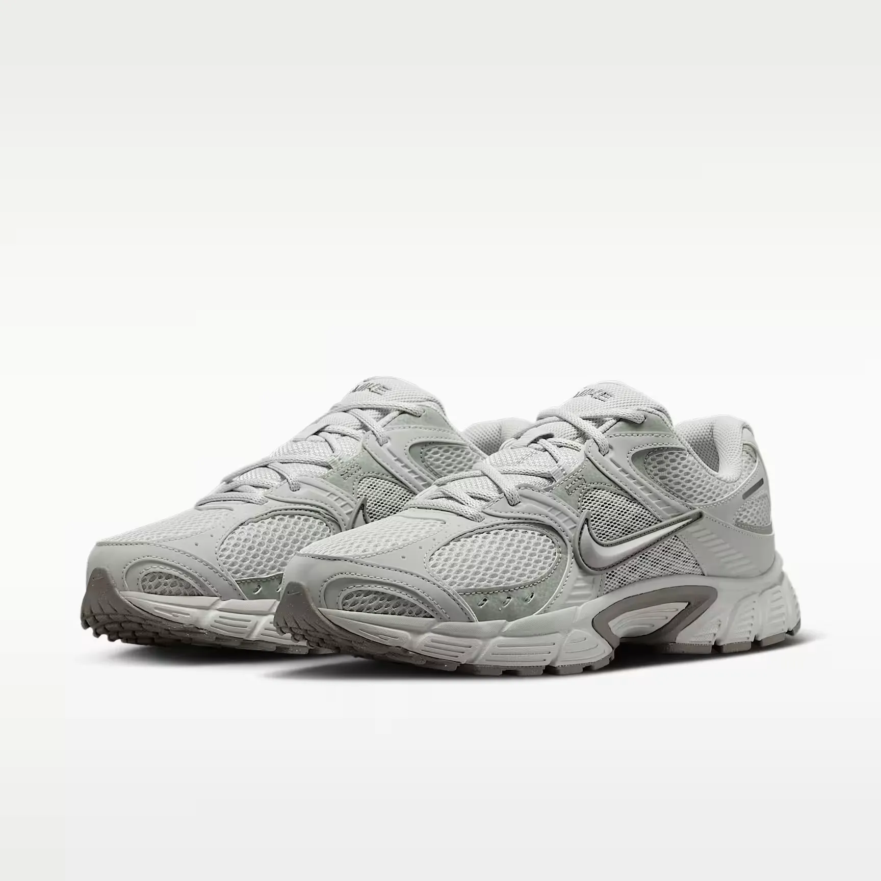 000000_Nike-V5-RNR_Light-Silver-Jade-Horizon_IO7835-003_img4