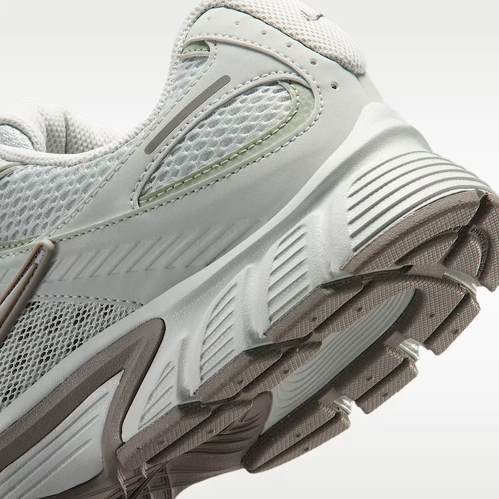 000000_Nike-V5-RNR_Light-Silver-Jade-Horizon_IO7835-003_img7