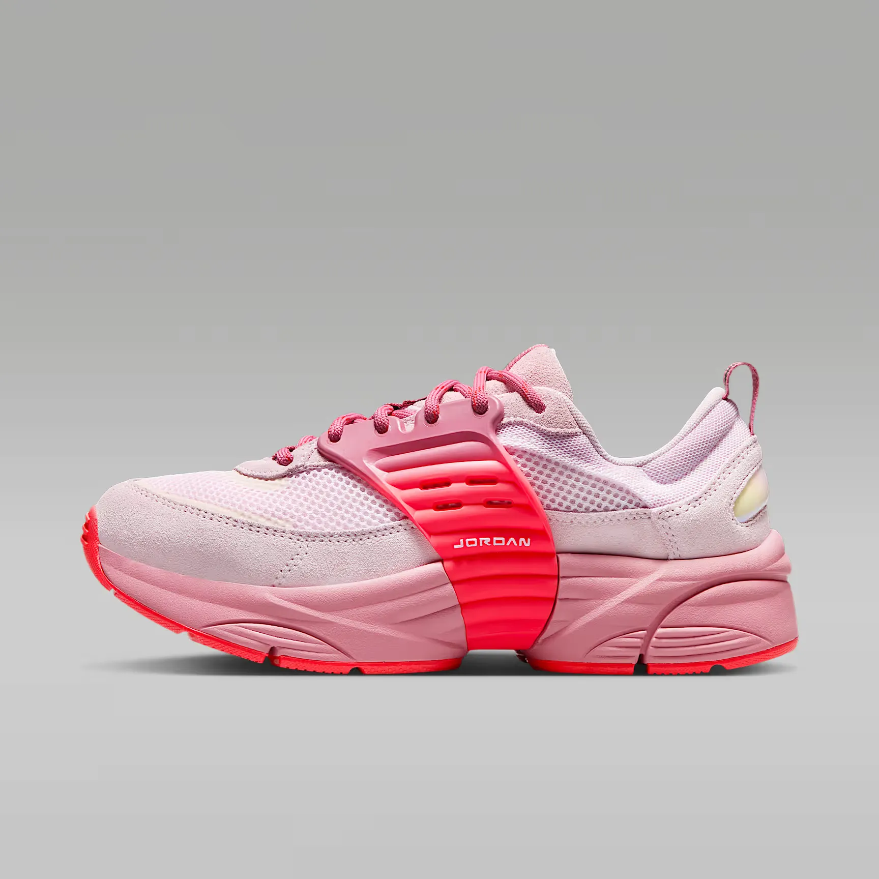 000000_Jordan-Trunner-OS-WMNS_Regal-Pink-Desert-Berry_IR1839-600_img0