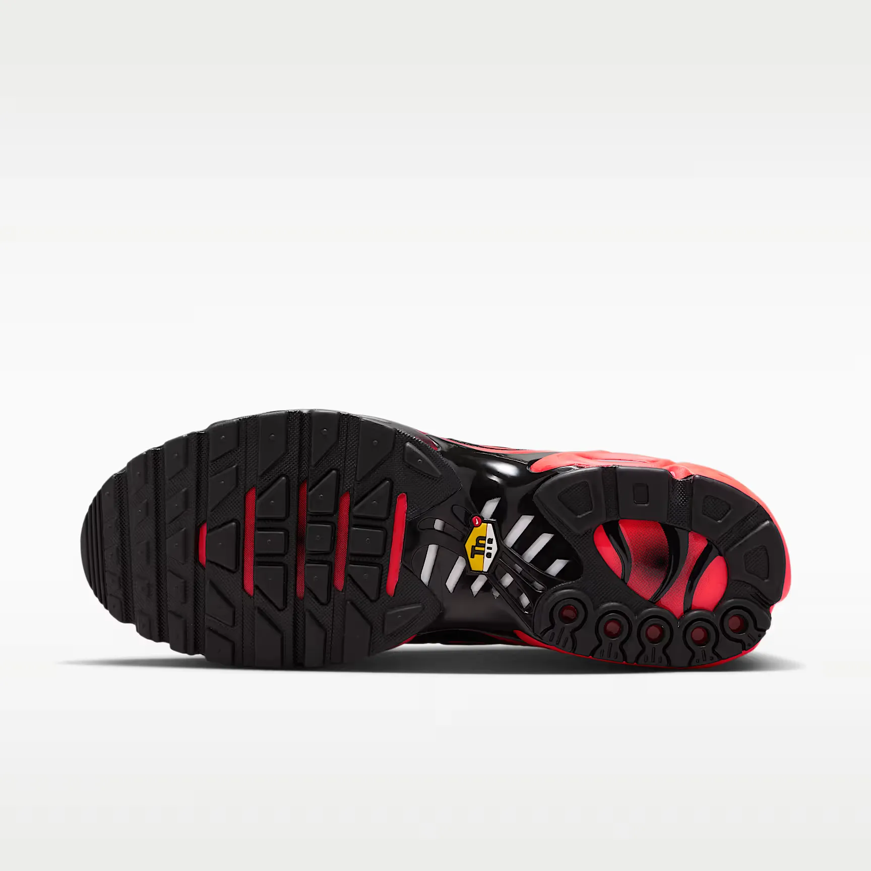 000000_Nike-Air-Max-Plus_Black-Crimson_IX0385-001_img1