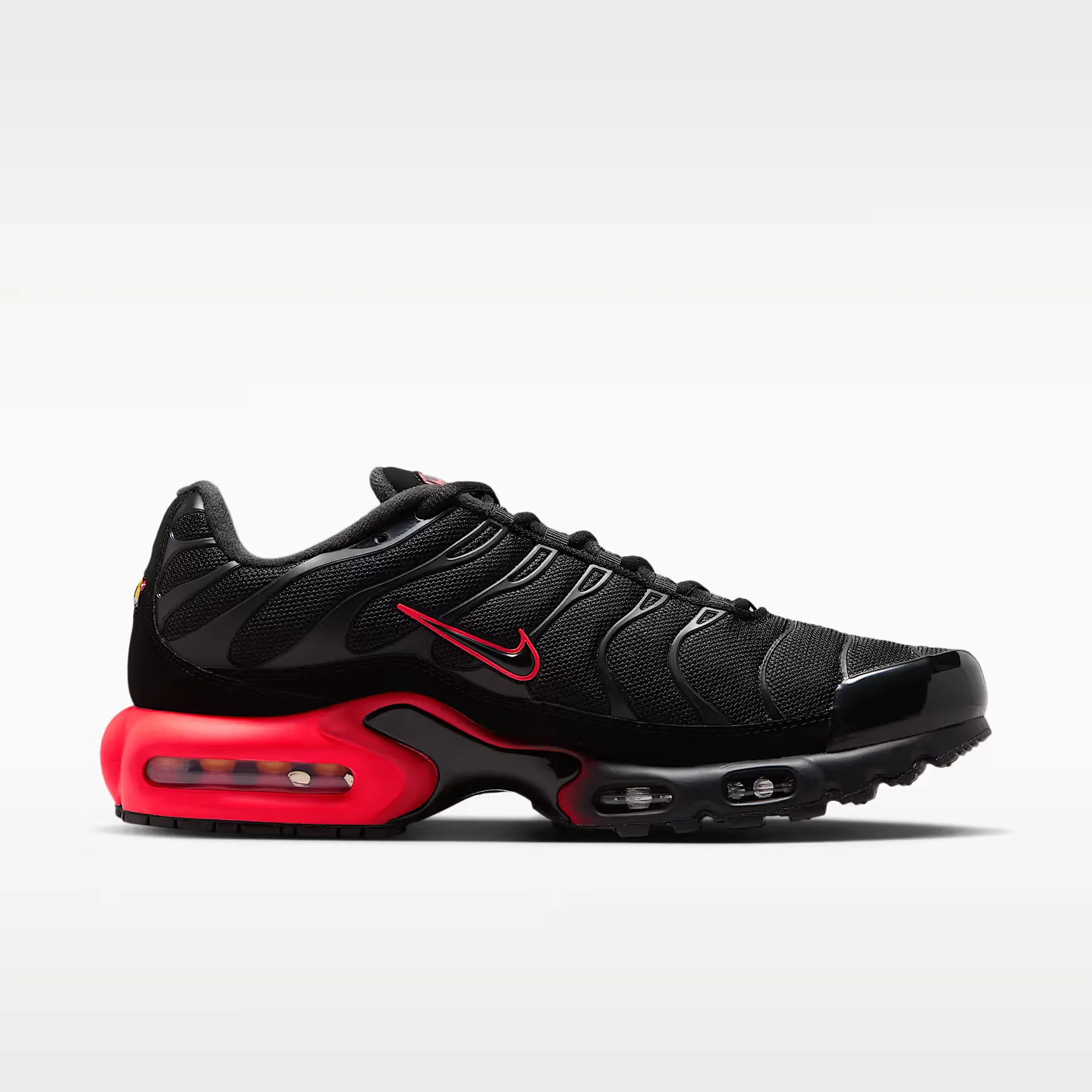 000000_Nike-Air-Max-Plus_Black-Crimson_IX0385-001_img2
