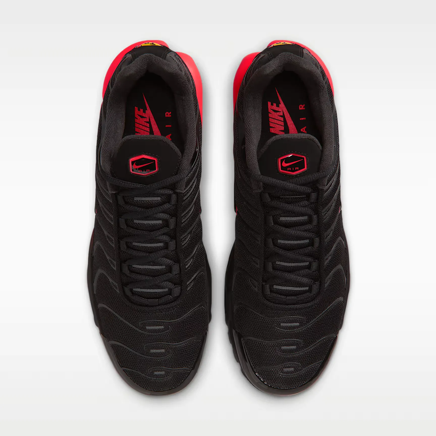 000000_Nike-Air-Max-Plus_Black-Crimson_IX0385-001_img3