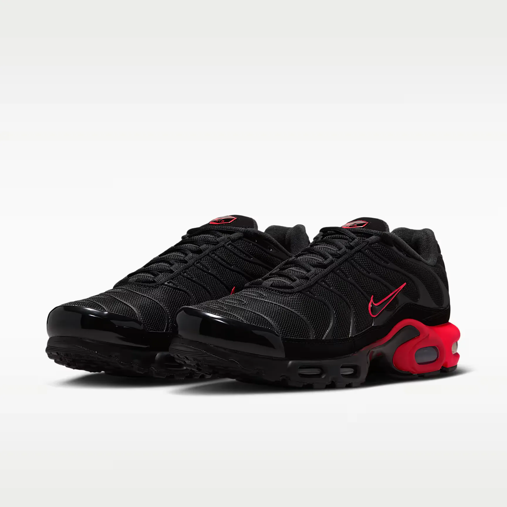 000000_Nike-Air-Max-Plus_Black-Crimson_IX0385-001_img4