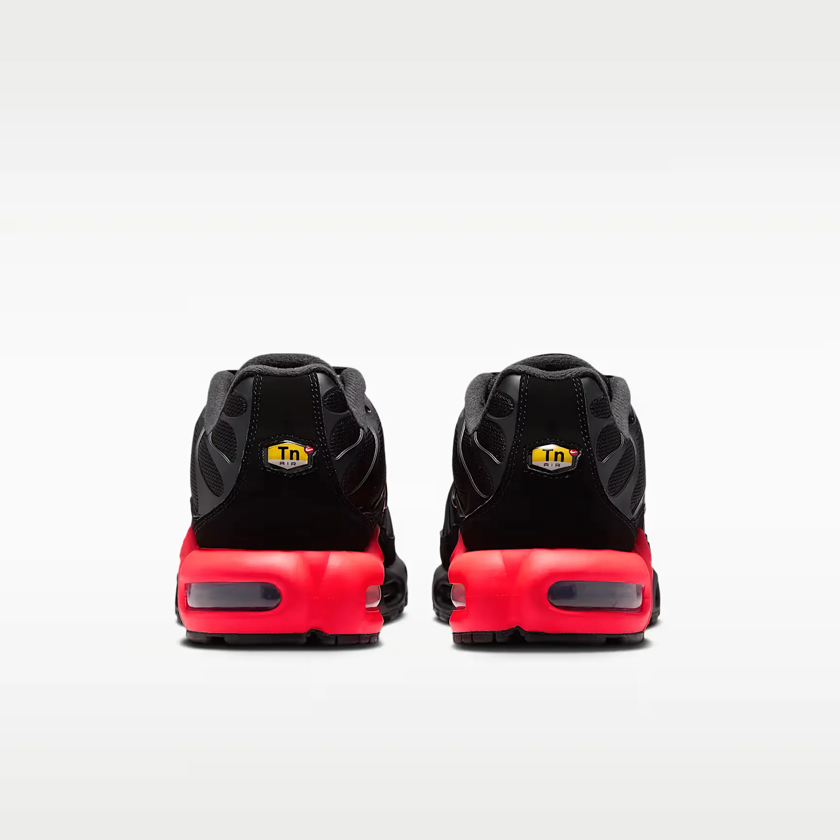 000000_Nike-Air-Max-Plus_Black-Crimson_IX0385-001_img5