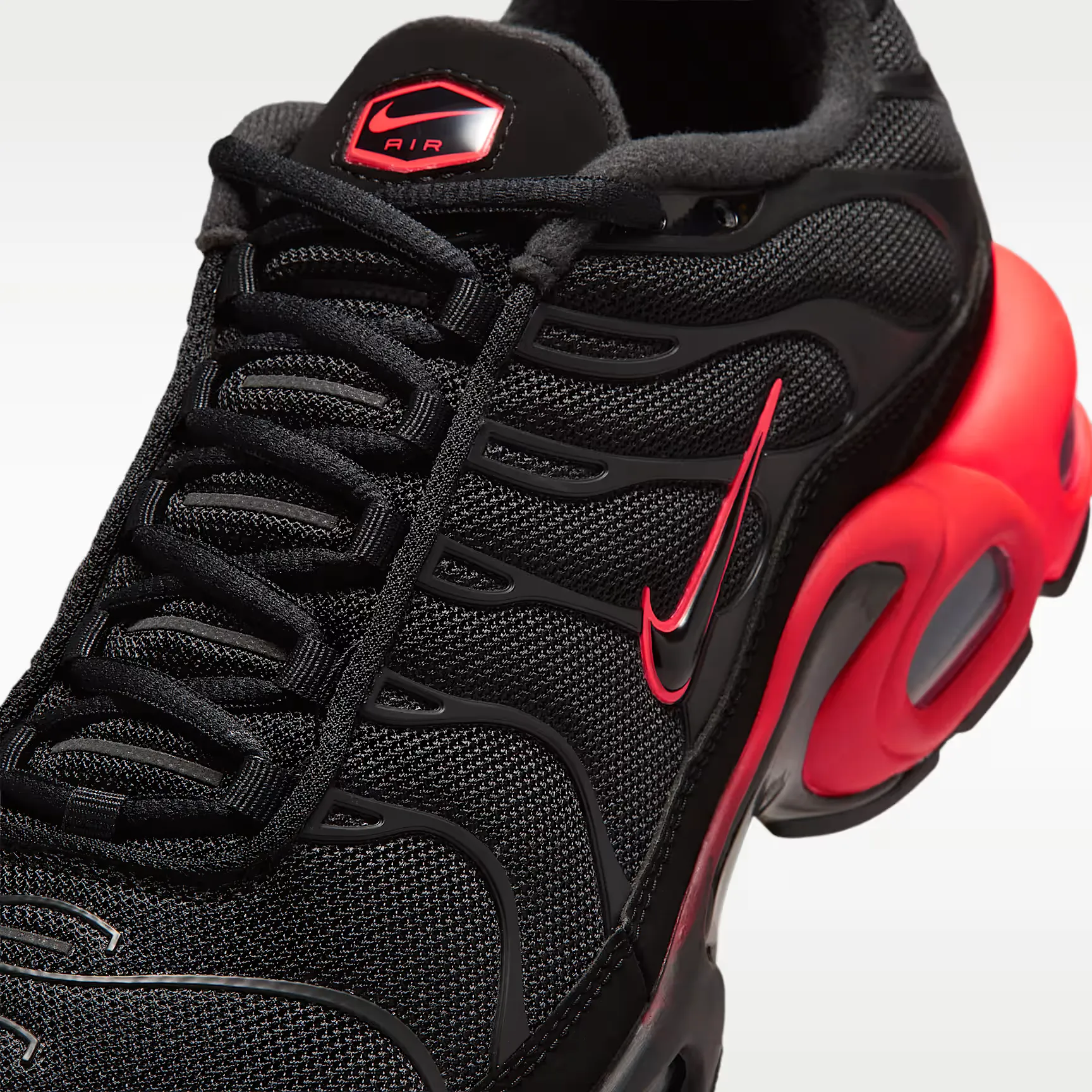 000000_Nike-Air-Max-Plus_Black-Crimson_IX0385-001_img6