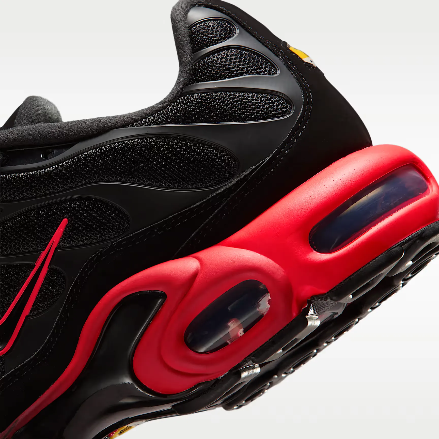 000000_Nike-Air-Max-Plus_Black-Crimson_IX0385-001_img7