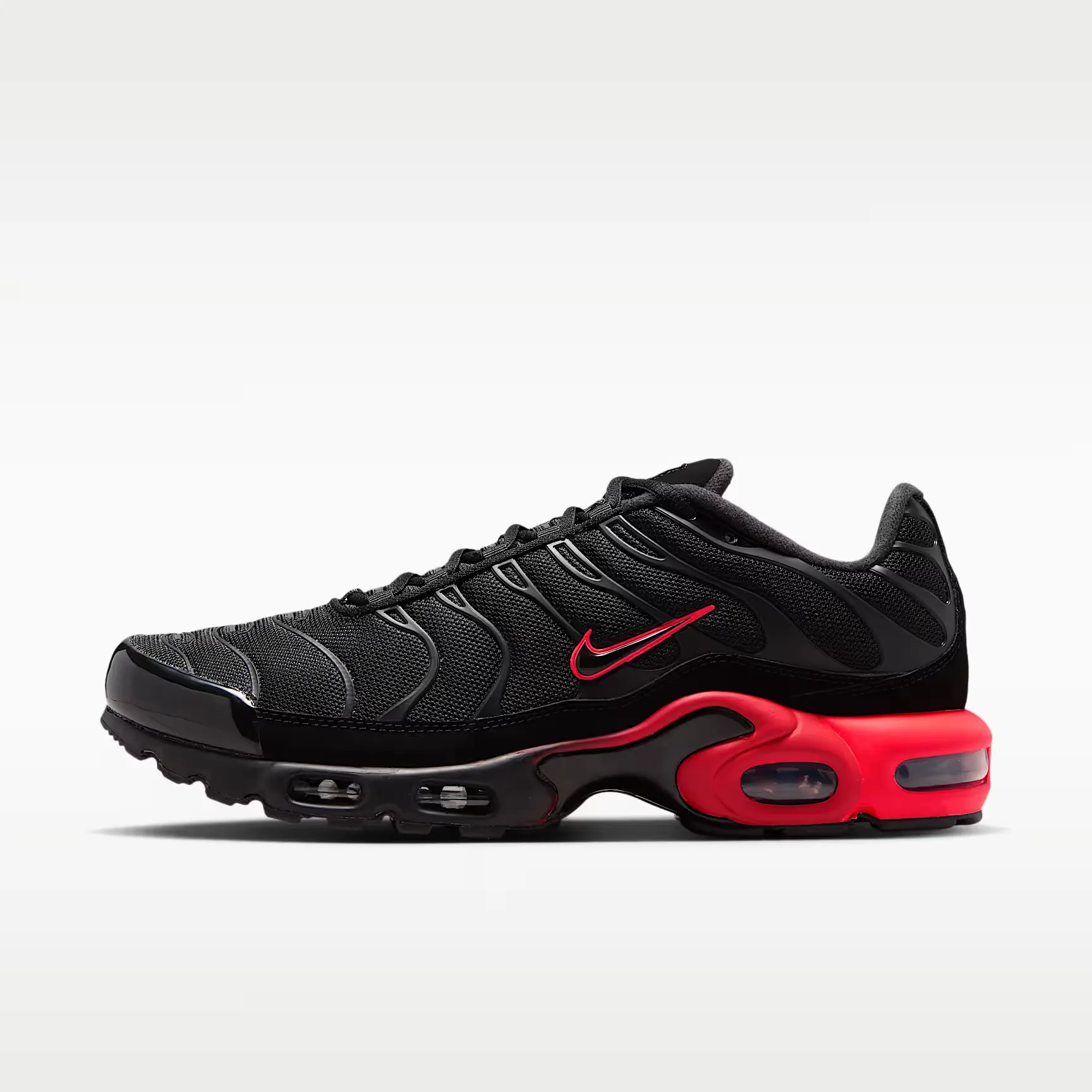 000000_Nike-Air-Max-Plus_Black-Crimson_IX0385-001_img0