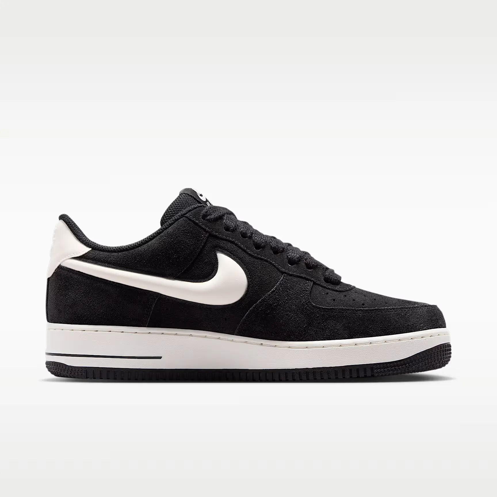 000000_Nike-Air-Force-1-'07-LV8_Black-Sail_IU7592-001_img2