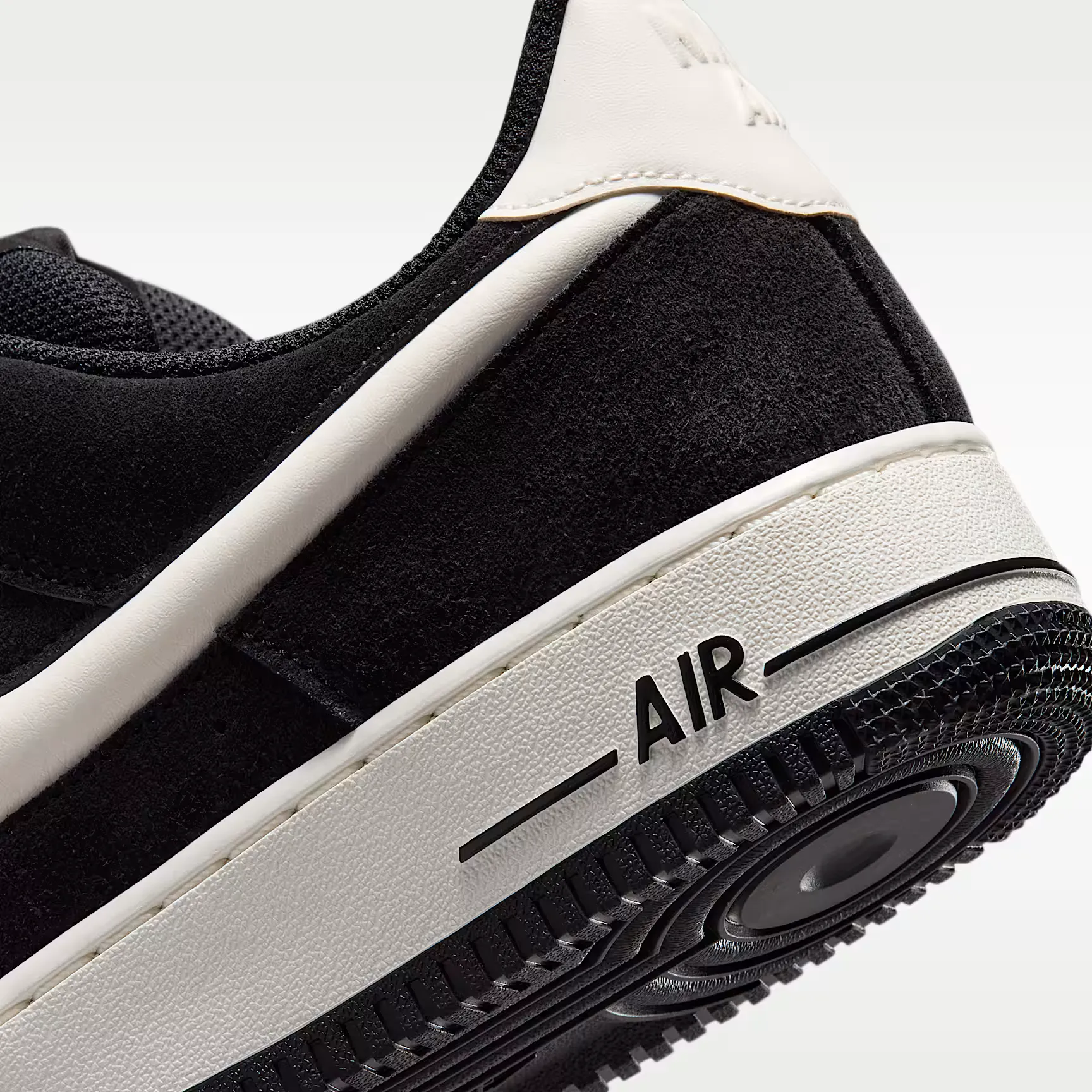 000000_Nike-Air-Force-1-'07-LV8_Black-Sail_IU7592-001_img7
