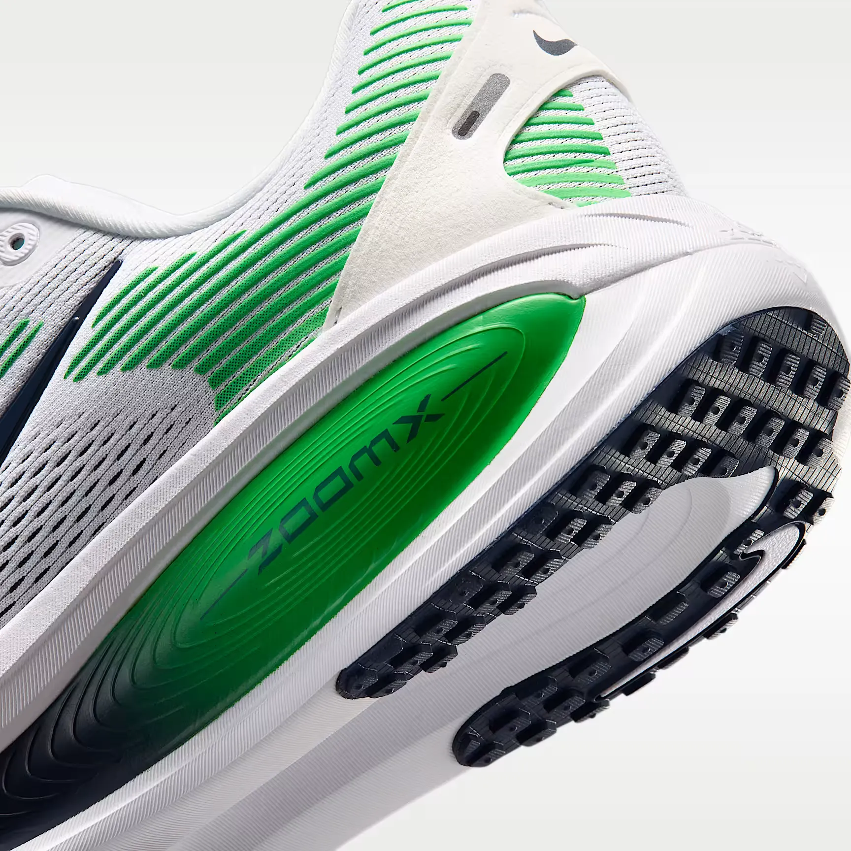 000000_Nike-Vomero-18_White-Green-Spark_HM6803-115_img7