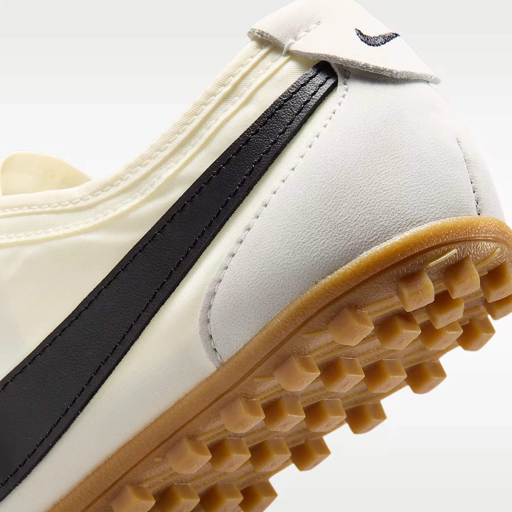 000000_Nike-Moon-Shoe-OG-WMNS_Sail-Gum_IW0955-101_img7