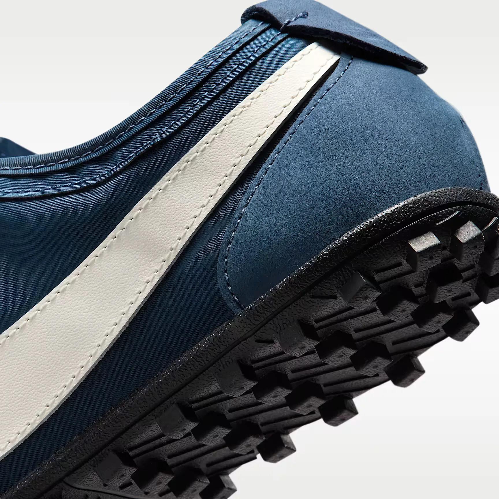 000000_Nike-Moon-Shoe-OG_Midnight-Navy-Noir-Sail_IX3952-400_img7