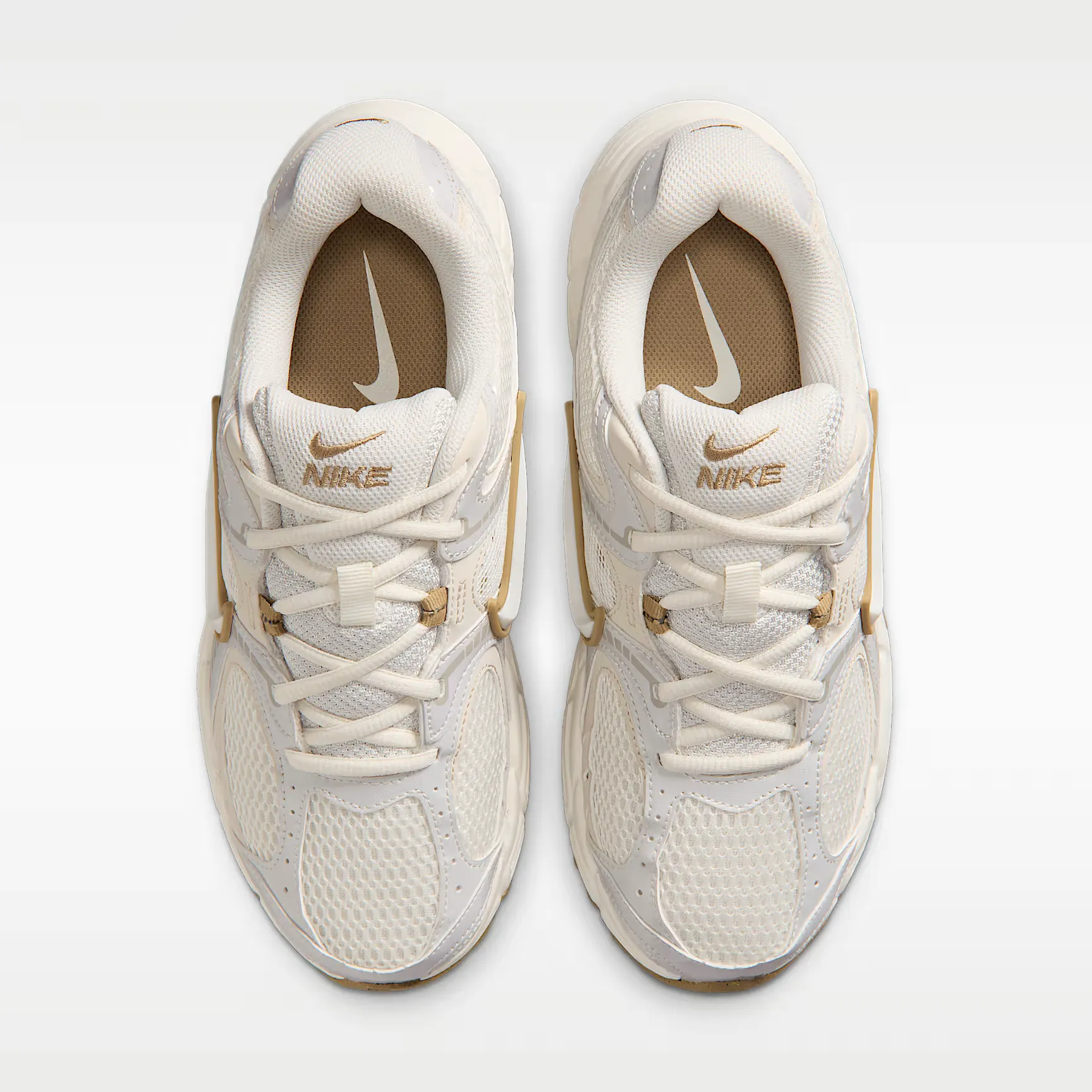 000000_Nike-V5-RNR-WMNS_Sail-Parachute-Beige_HQ7901-115_img3