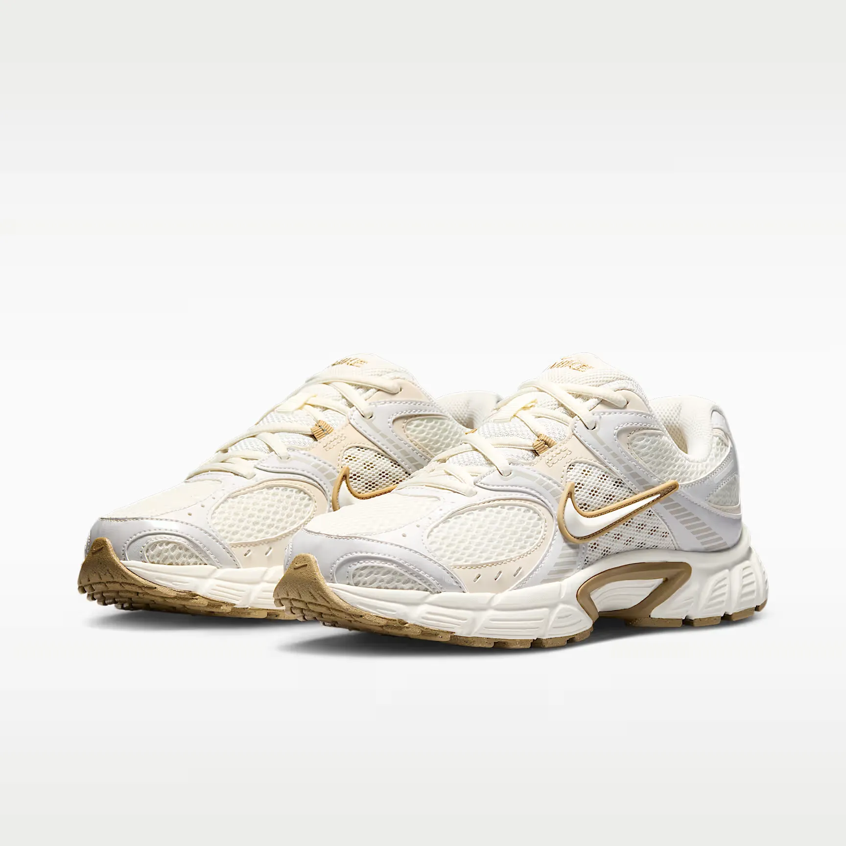 000000_Nike-V5-RNR-WMNS_Sail-Parachute-Beige_HQ7901-115_img4