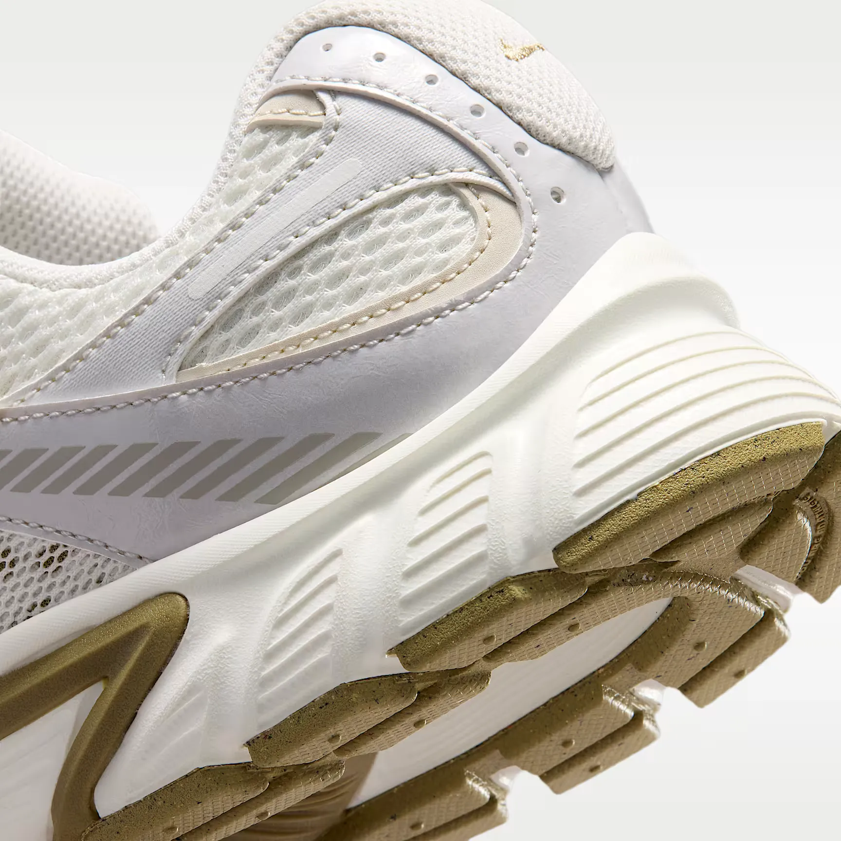 000000_Nike-V5-RNR-WMNS_Sail-Parachute-Beige_HQ7901-115_img7