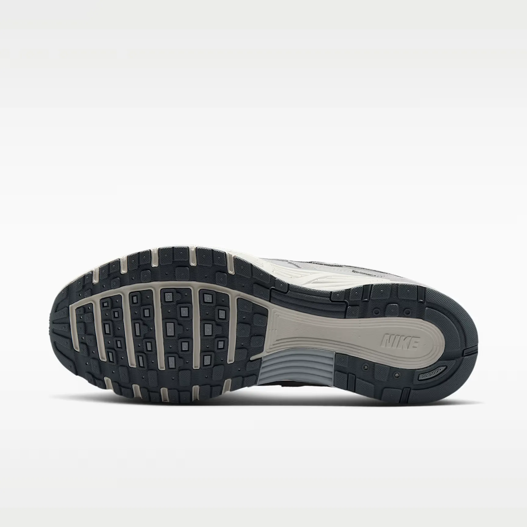 000000_Nike-P-6000-SE_Pure-Platinum-Wolf-Grey_IO3370-001_img1