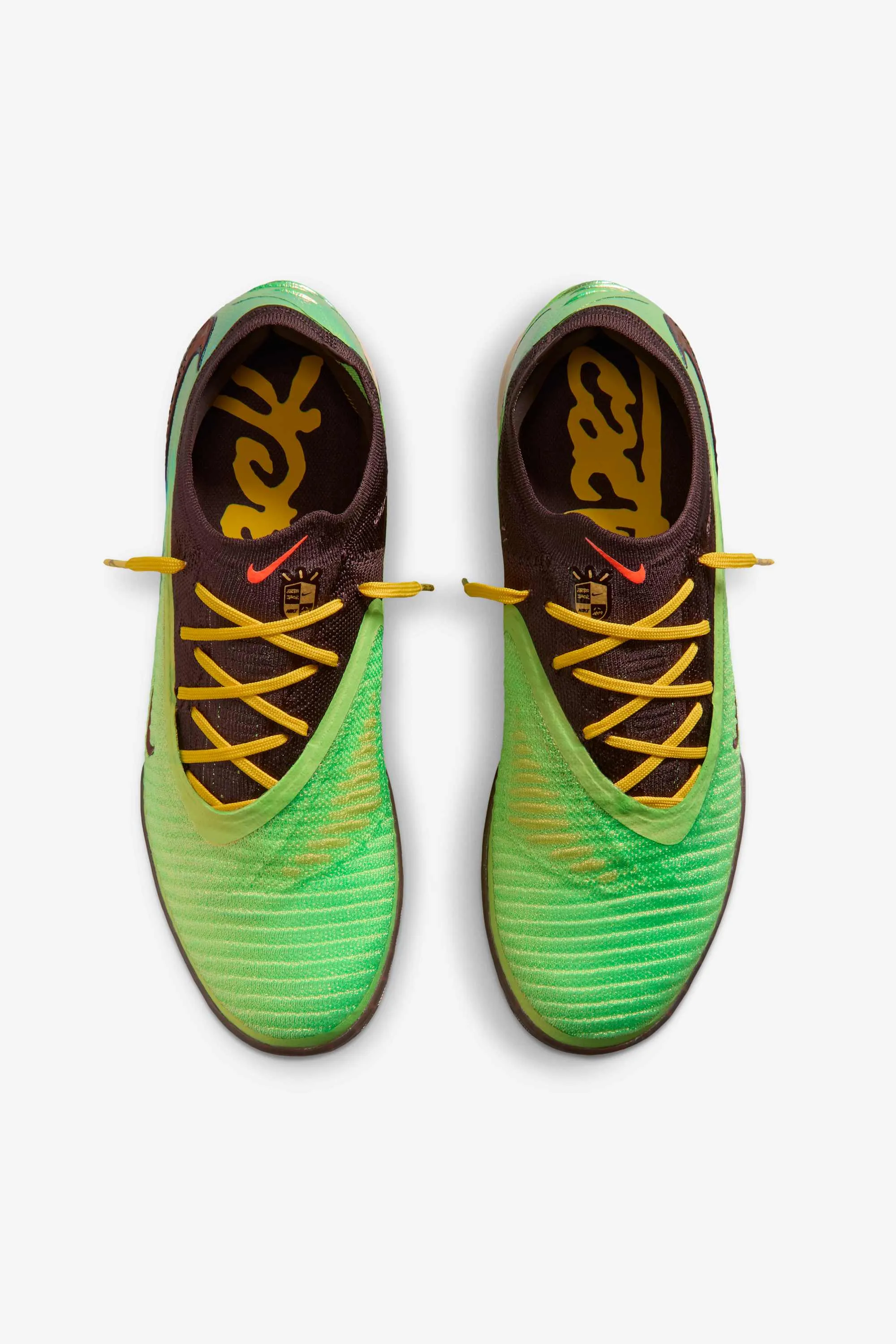 000000_Nike-Phantom-6-Low-Indoor-x-Cactus-Jack_Earth-And-Metallic-Gold_IV2037-900_img3
