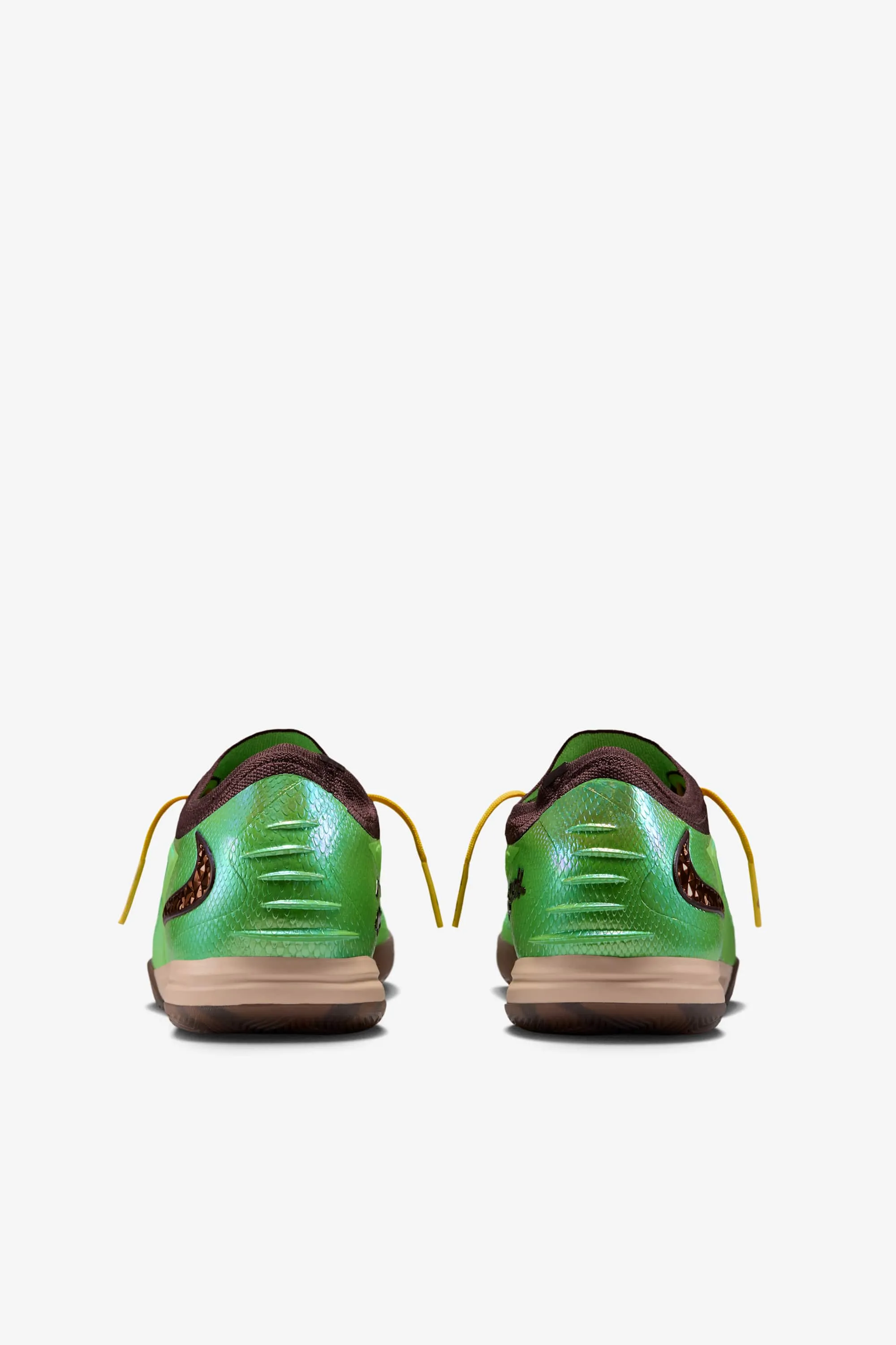 000000_Nike-Phantom-6-Low-Indoor-x-Cactus-Jack_Earth-And-Metallic-Gold_IV2037-900_img4