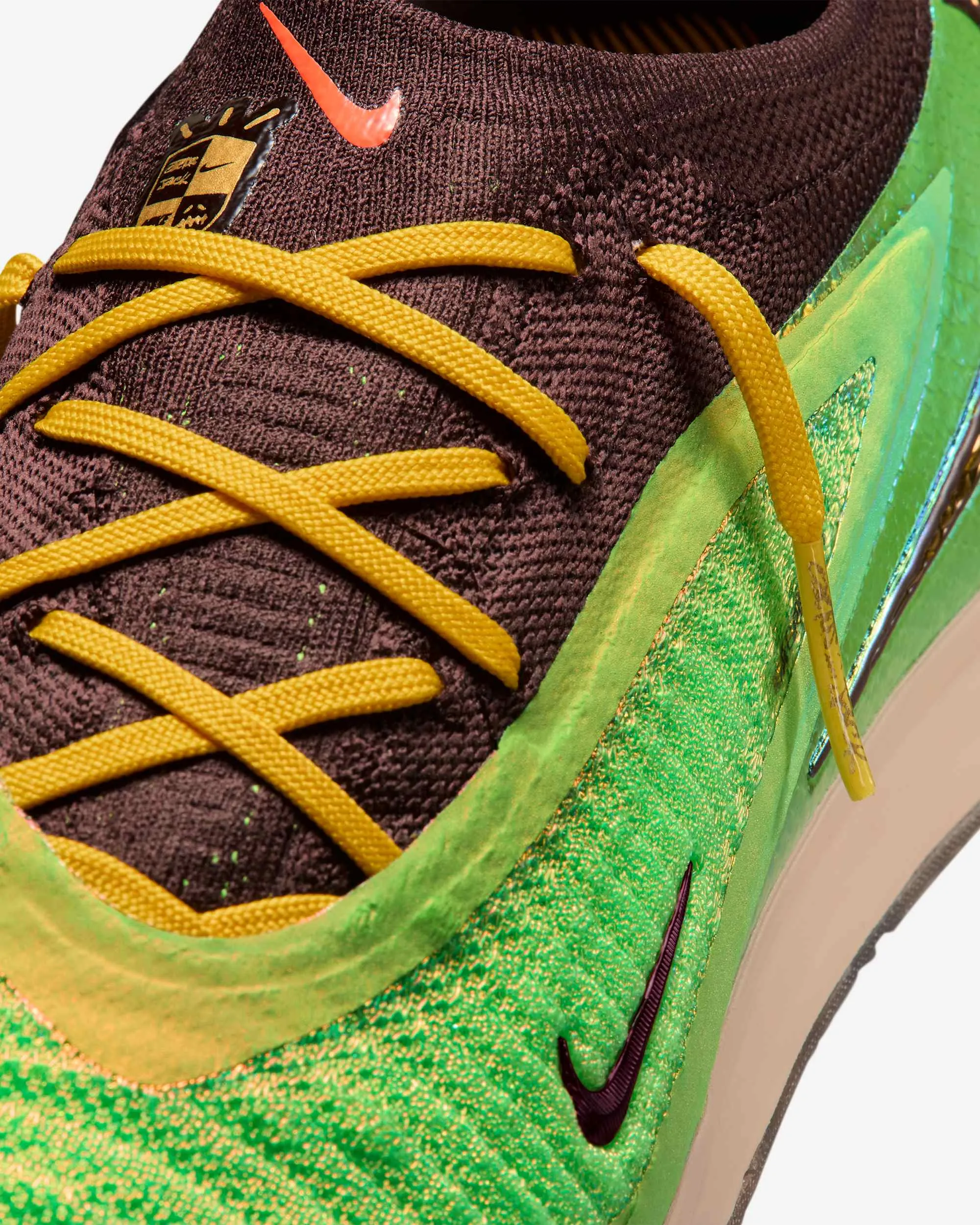 000000_Nike-Phantom-6-Low-Indoor-x-Cactus-Jack_Earth-And-Metallic-Gold_IV2037-900_img6