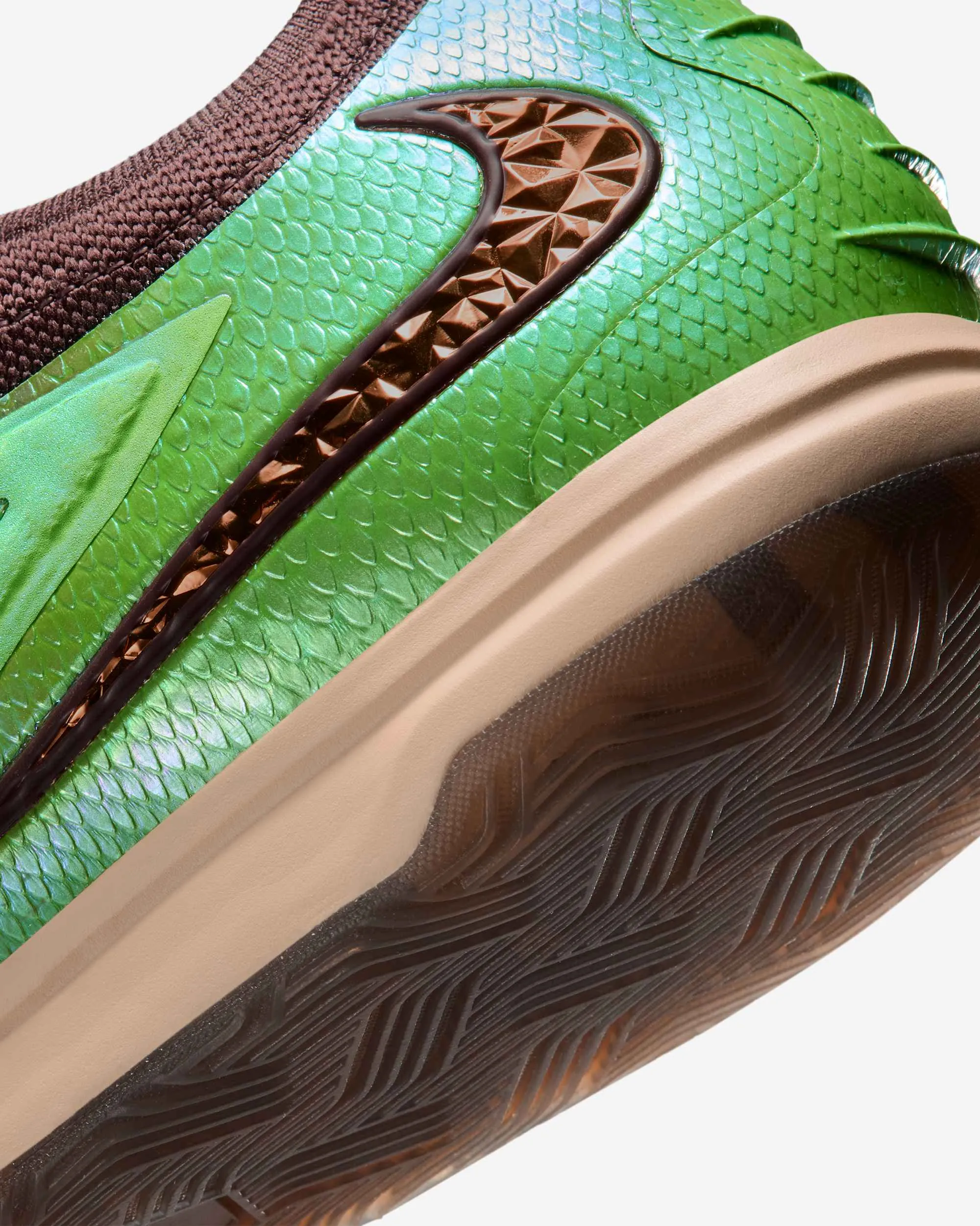 000000_Nike-Phantom-6-Low-Indoor-x-Cactus-Jack_Earth-And-Metallic-Gold_IV2037-900_img7