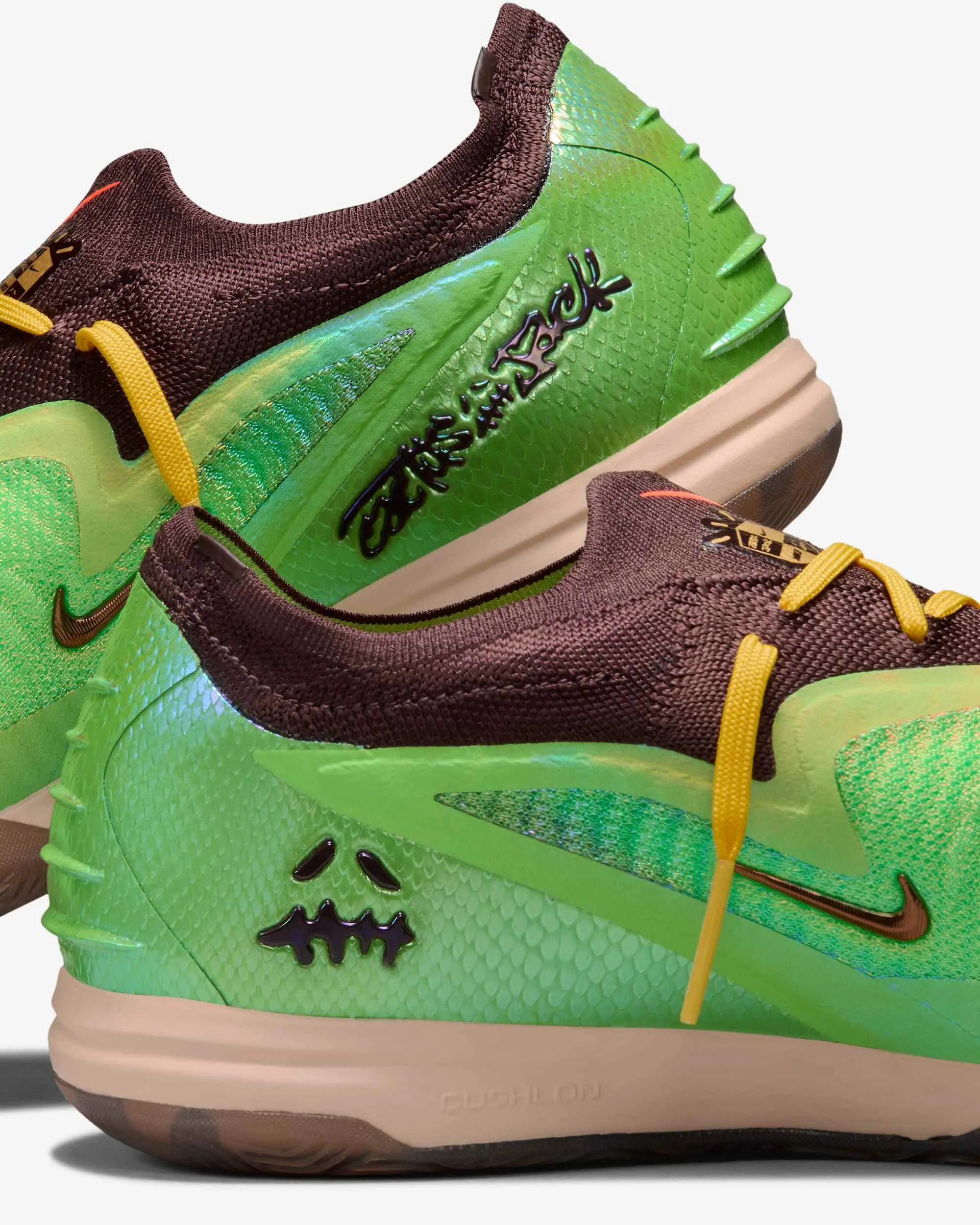 000000_Nike-Phantom-6-Low-Indoor-x-Cactus-Jack_Earth-And-Metallic-Gold_IV2037-900_img8