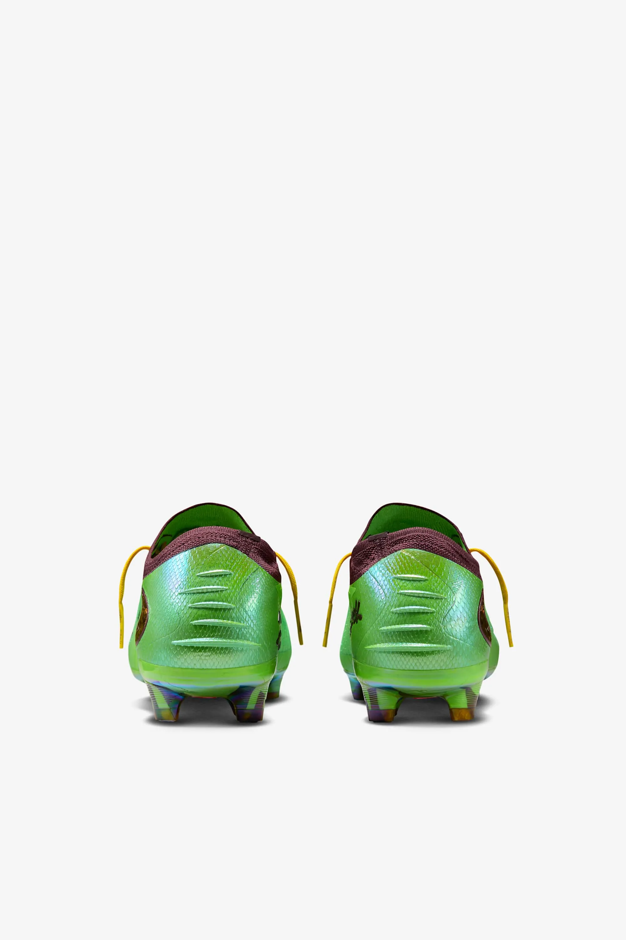 000000_Travis-Scott-x-Nike-Phantom-6-Low-Elite-FG_Earth-And-Metallic-Gold_IQ8140-900_img5