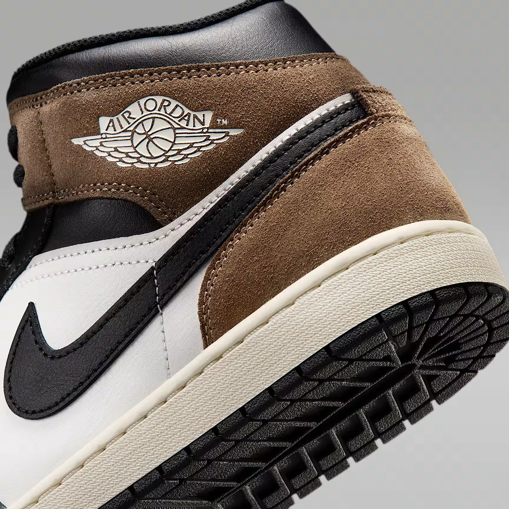 000000_Air-Jordan-1-Mid_Black-Palomino_DQ8426-007_img7