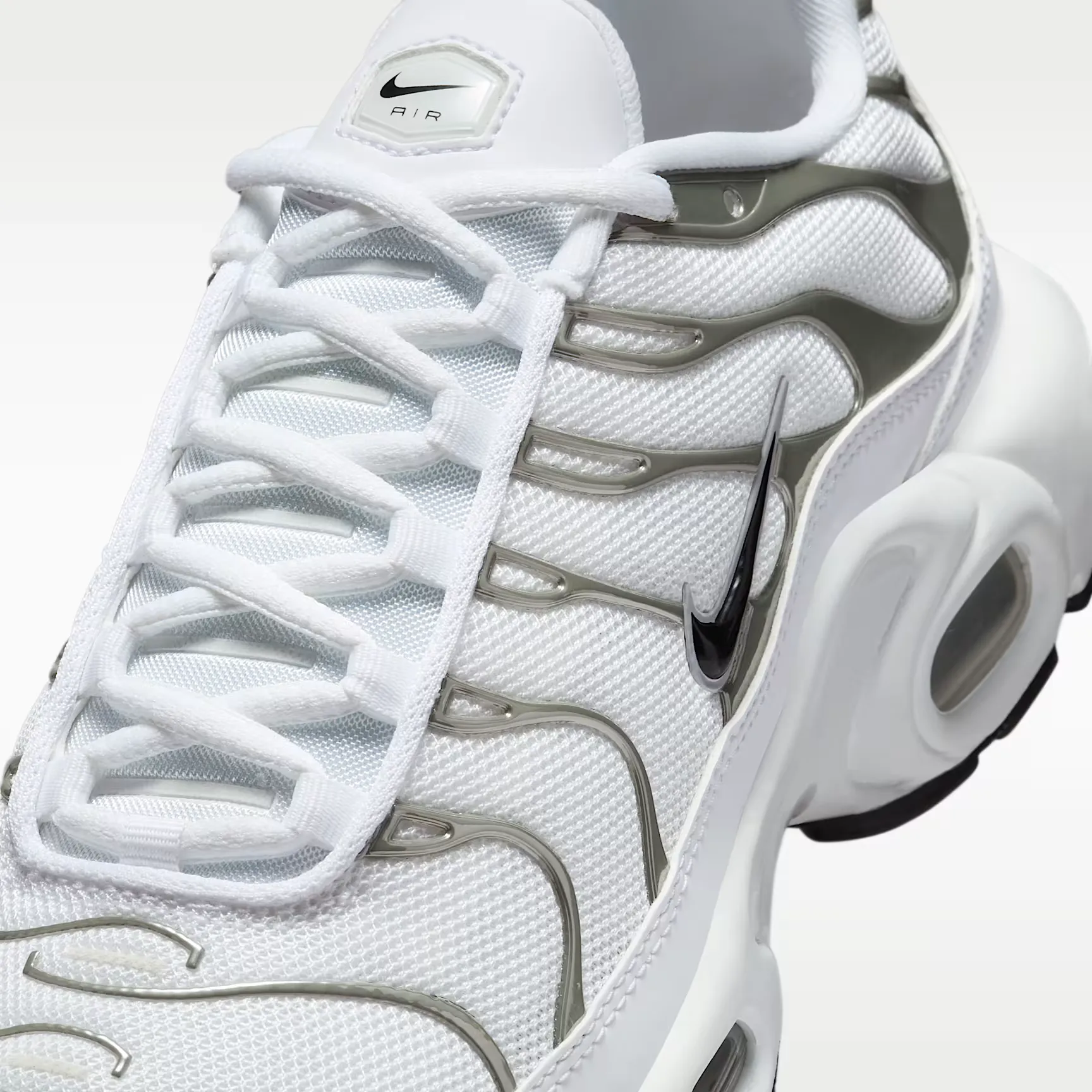 000000_Nike-Air-Max-Plus-SE-WMNS_White-Metallic-Silver_HJ9743-100_img6