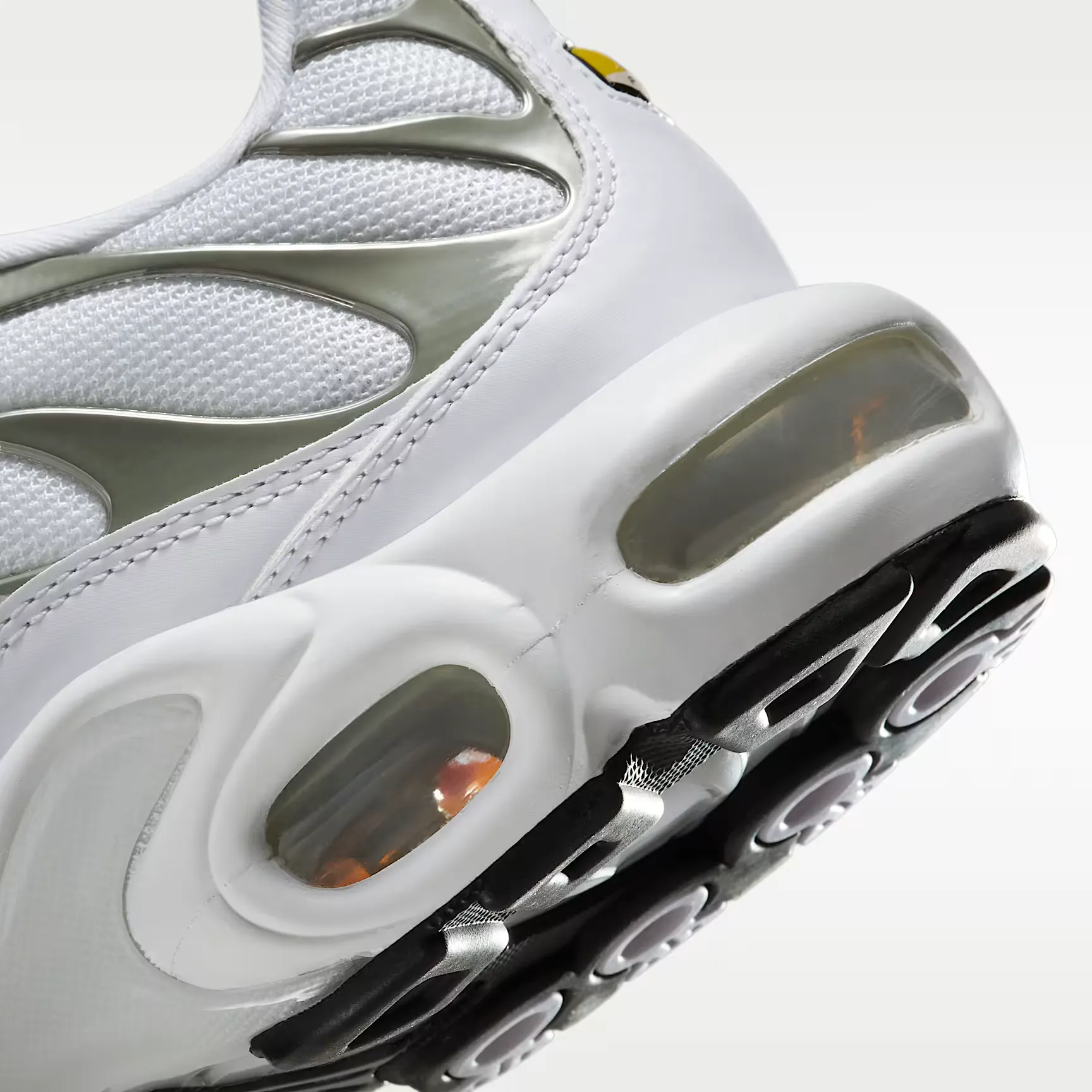 000000_Nike-Air-Max-Plus-SE-WMNS_White-Metallic-Silver_HJ9743-100_img7