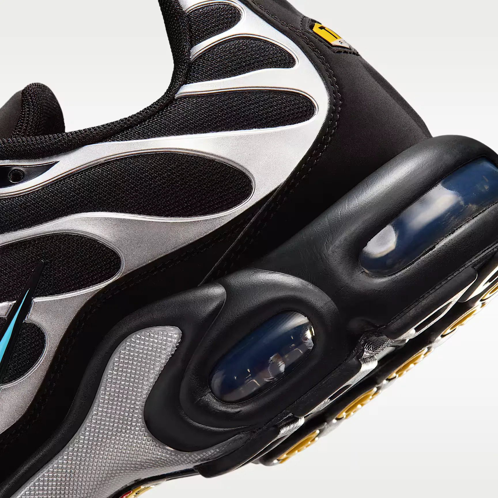 000000_Nike-Air-Max-Plus-Premium_Scorpion_IM9624-001_img7