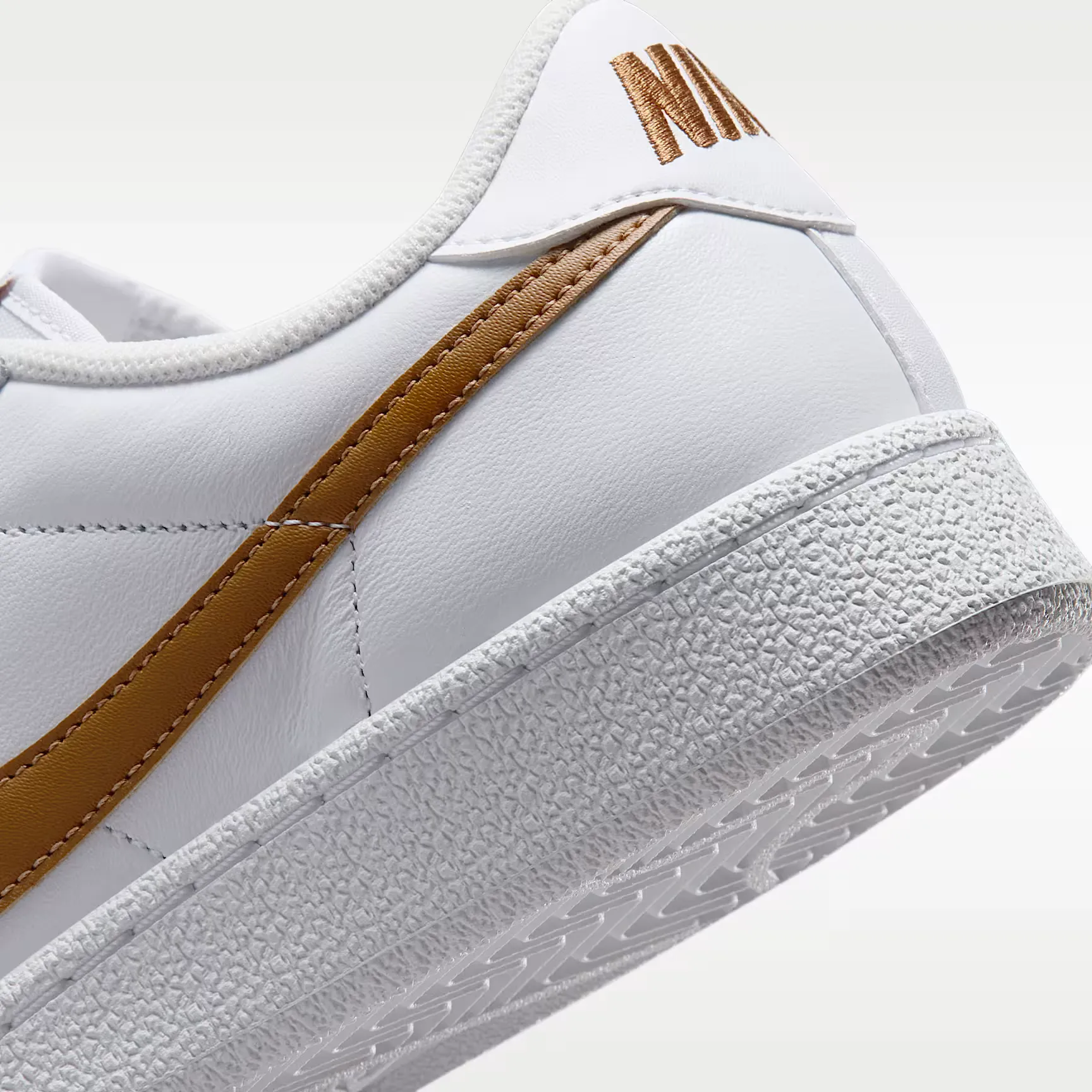 000000_Nike-Tennis-Classic-WMNS_White-British-Tan_IQ7387-106_img7