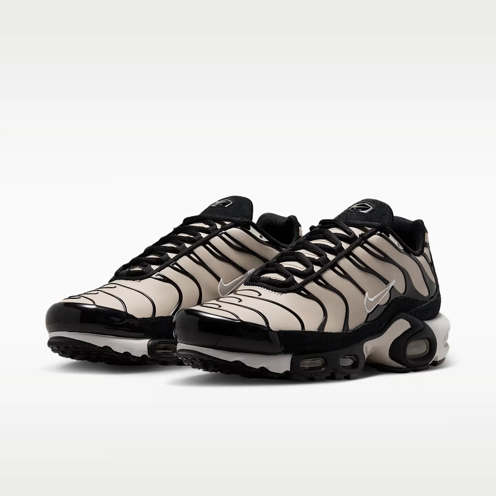 000000_Nike-Air-Max-Plus-Suede-WMNS_Cream-Black_IV5286-200_img4