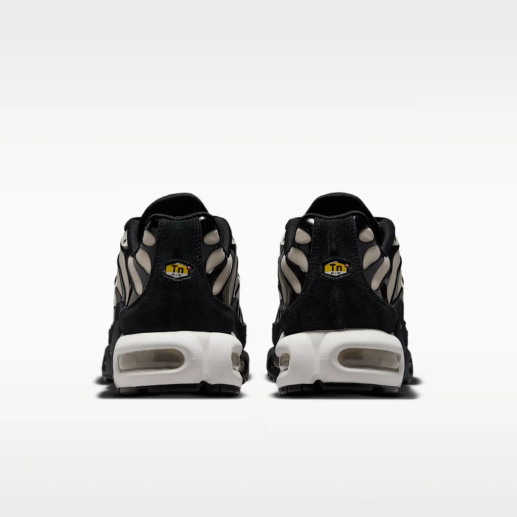000000_Nike-Air-Max-Plus-Suede-WMNS_Cream-Black_IV5286-200_img5