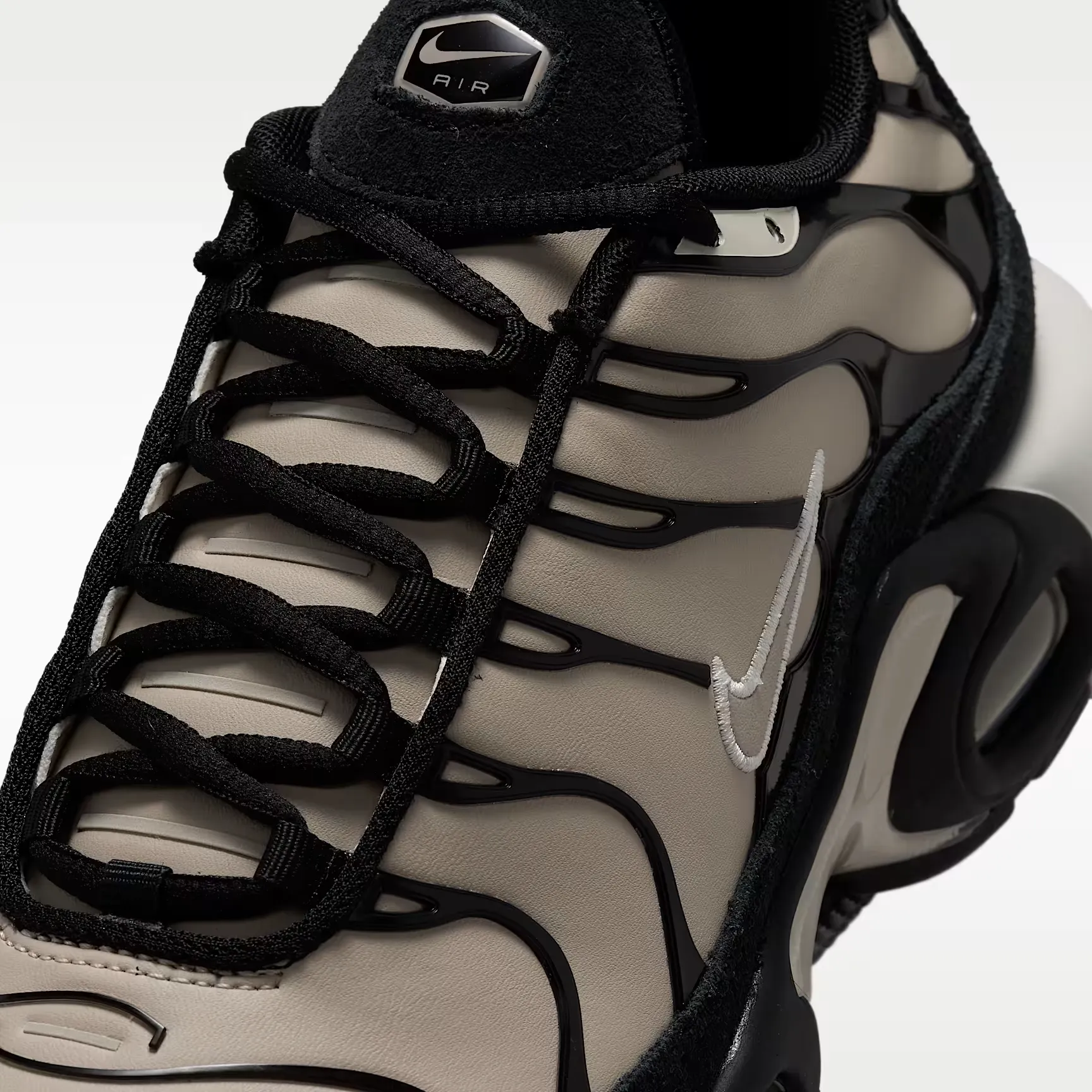 000000_Nike-Air-Max-Plus-Suede-WMNS_Cream-Black_IV5286-200_img6