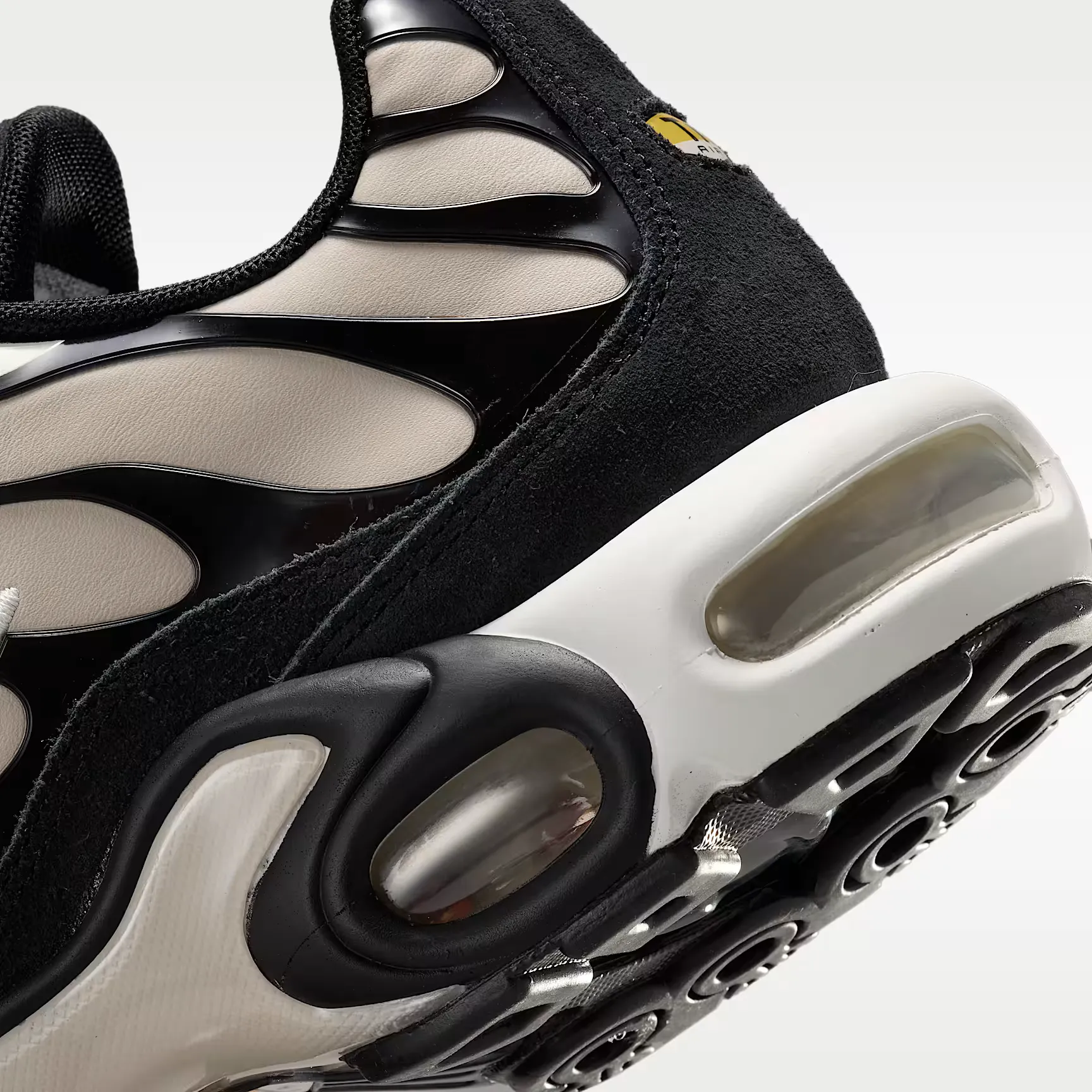 000000_Nike-Air-Max-Plus-Suede-WMNS_Cream-Black_IV5286-200_img7