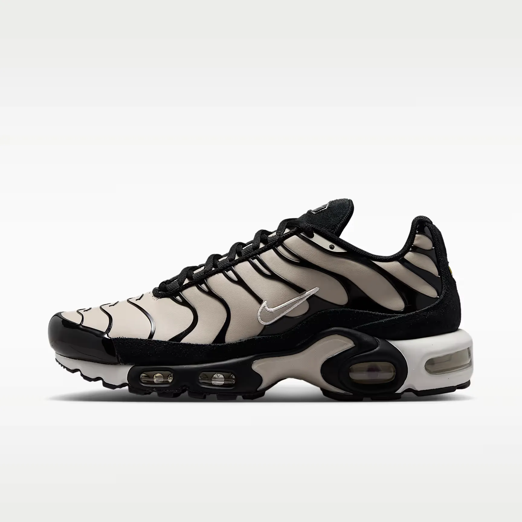 000000_Nike-Air-Max-Plus-Suede-WMNS_Cream-Black_IV5286-200_img0