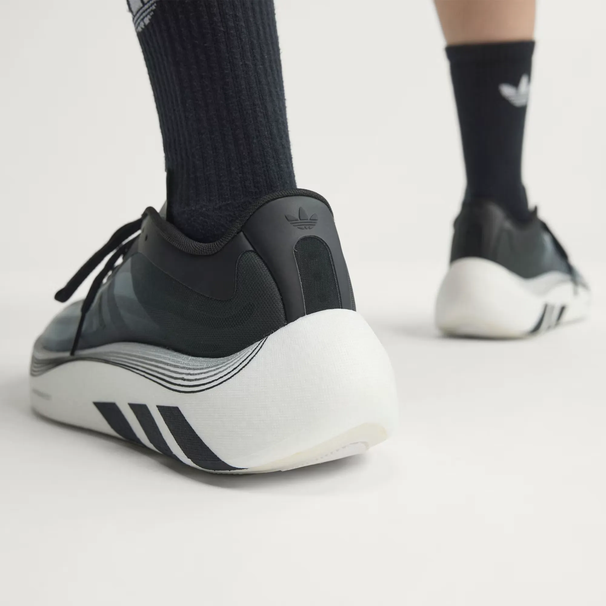 000000_adidas-Hyperboost-EPHR-LT_Core-Black-Footwear-White_KZ8508_img3