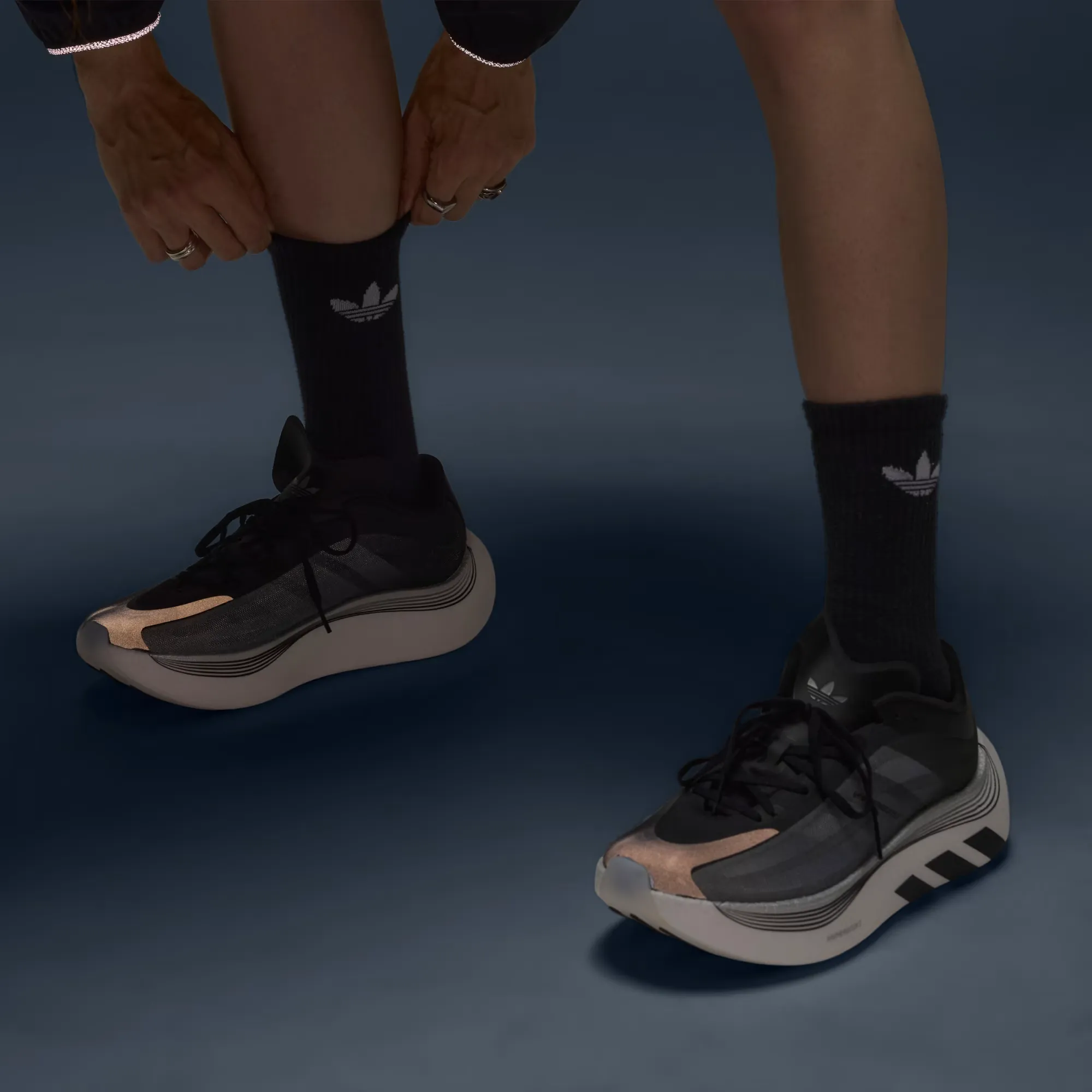 000000_adidas-Hyperboost-EPHR-LT_Core-Black-Footwear-White_KZ8508_img4