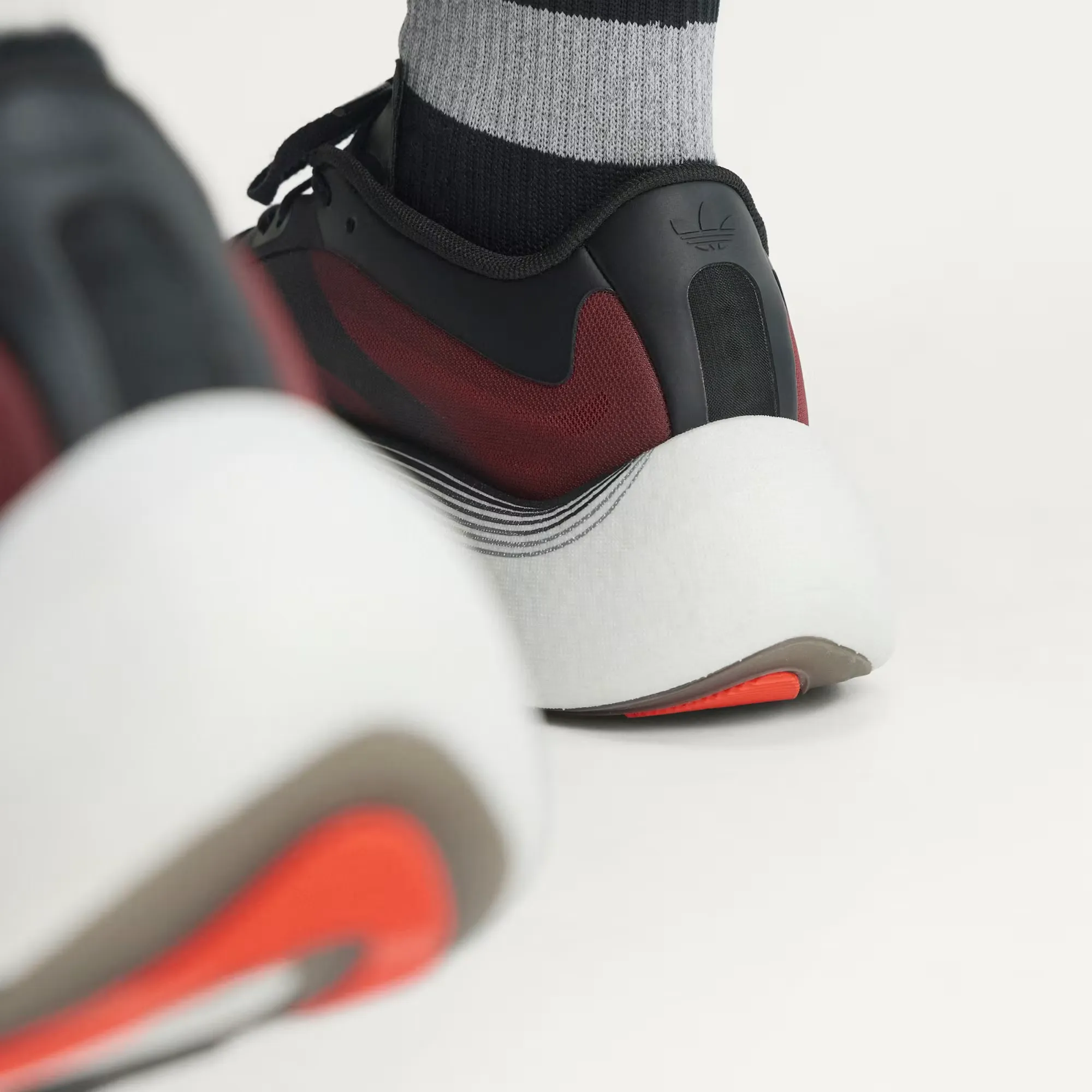 000000_adidas-Hyperboost-EPHR-LT_Core-Black-Solar-Red_KZ8509_img7