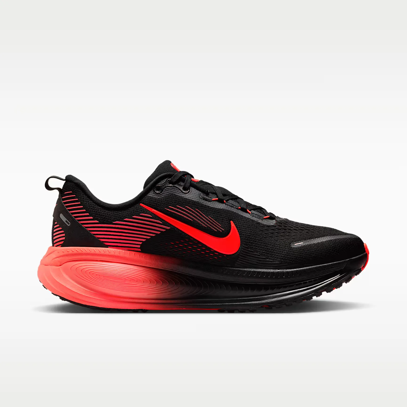 000000_Nike-Vomero-18_Bred_HM6803-019_img2