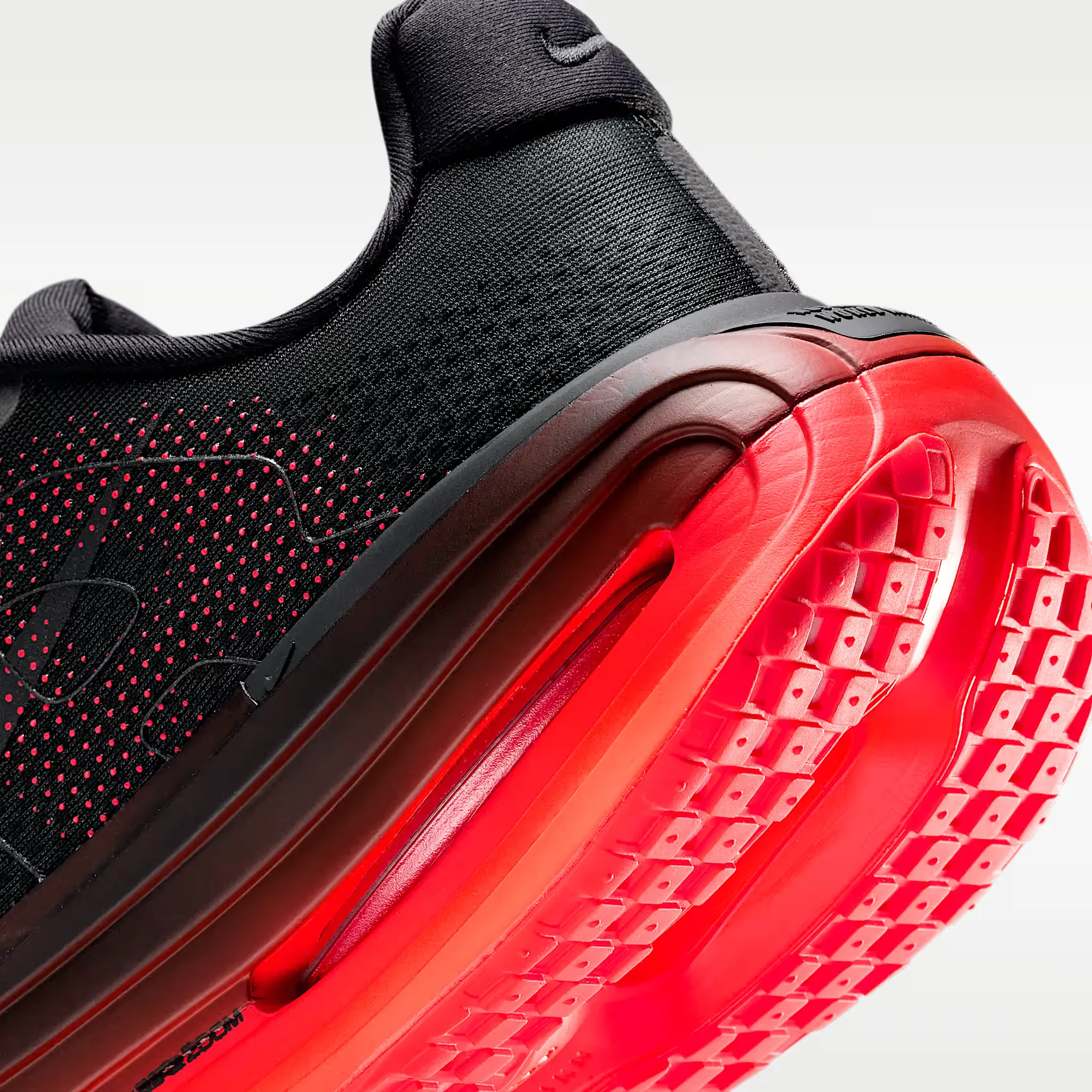 000000_Nike-Vomero-Premium_Black-Bright-Crimson_HQ2050-002_img7