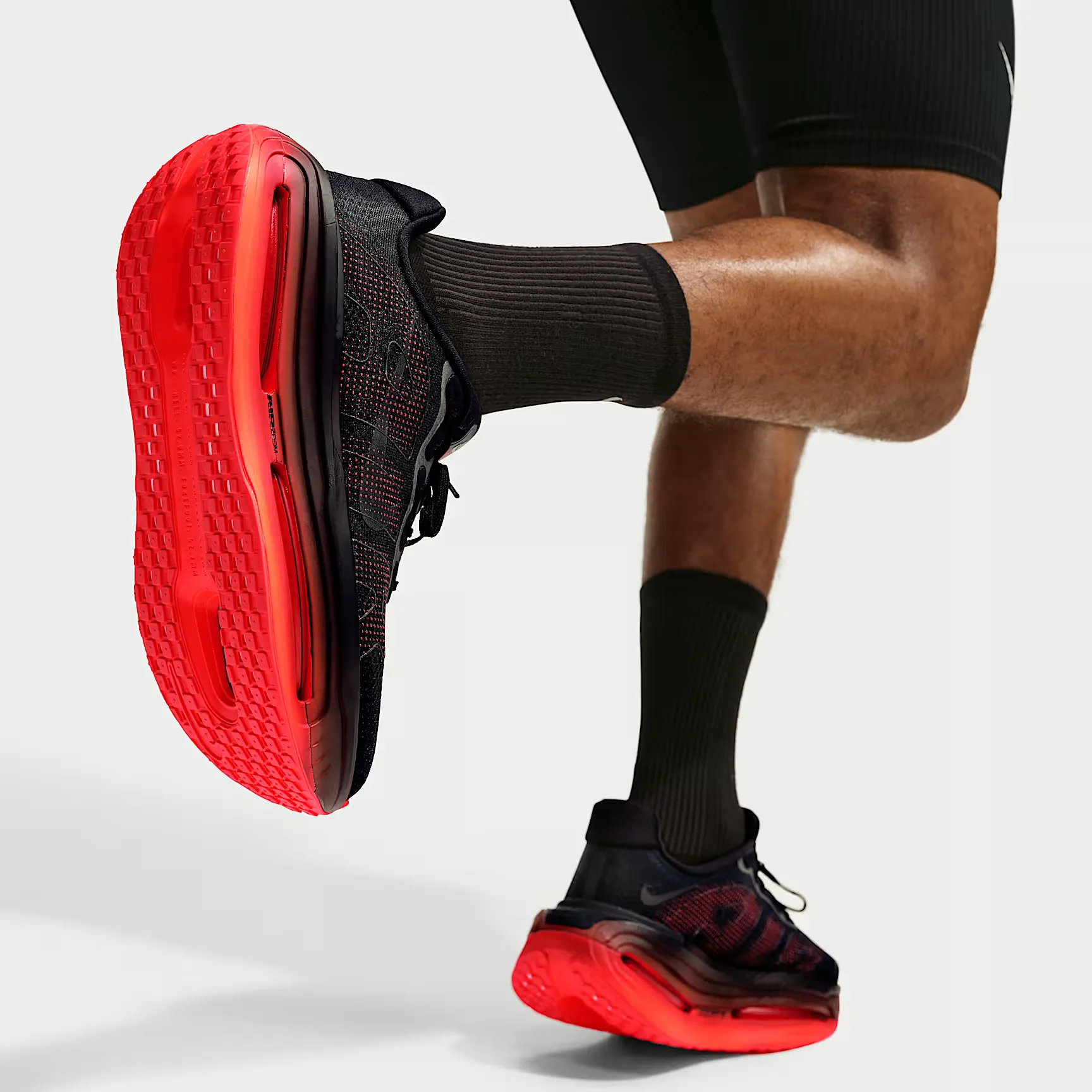 000000_Nike-Vomero-Premium_Black-Bright-Crimson_HQ2050-002_img8