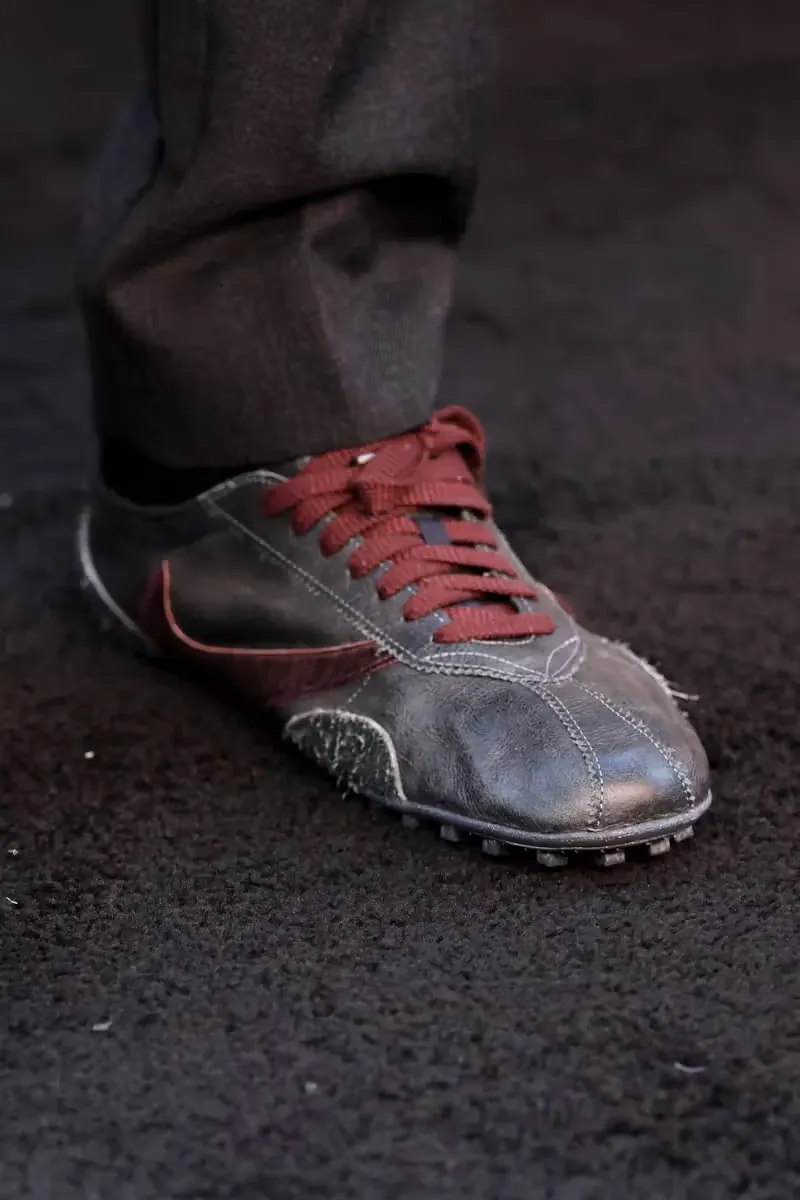 000000_Travis-Scott-x-Nike-Moon-Shoe_Black-Burgundy_TBA_img1