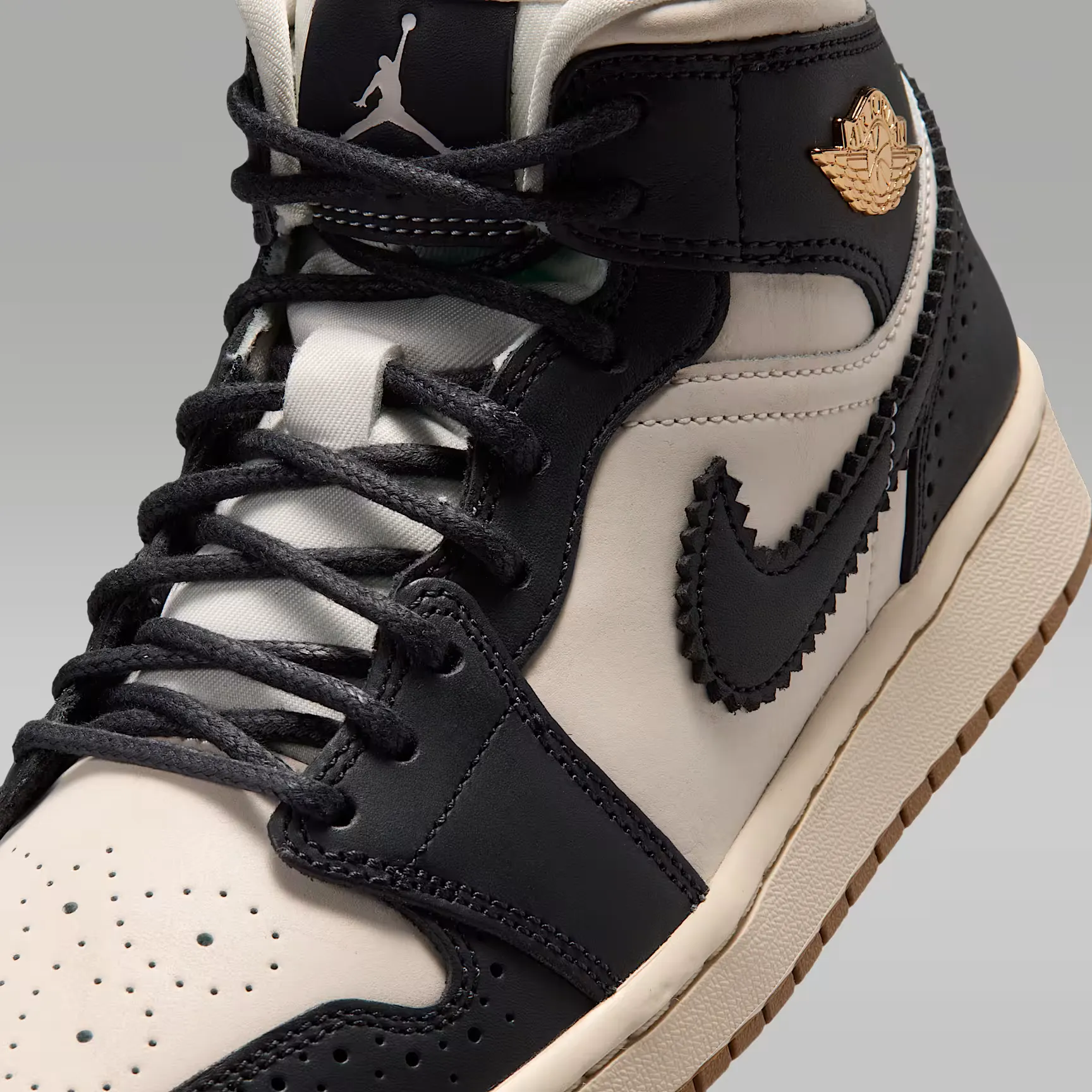 000000_Air-Jordan-1-Mid-SE-WMNS_Off-Noir-Chalk_IO0760-001_img6