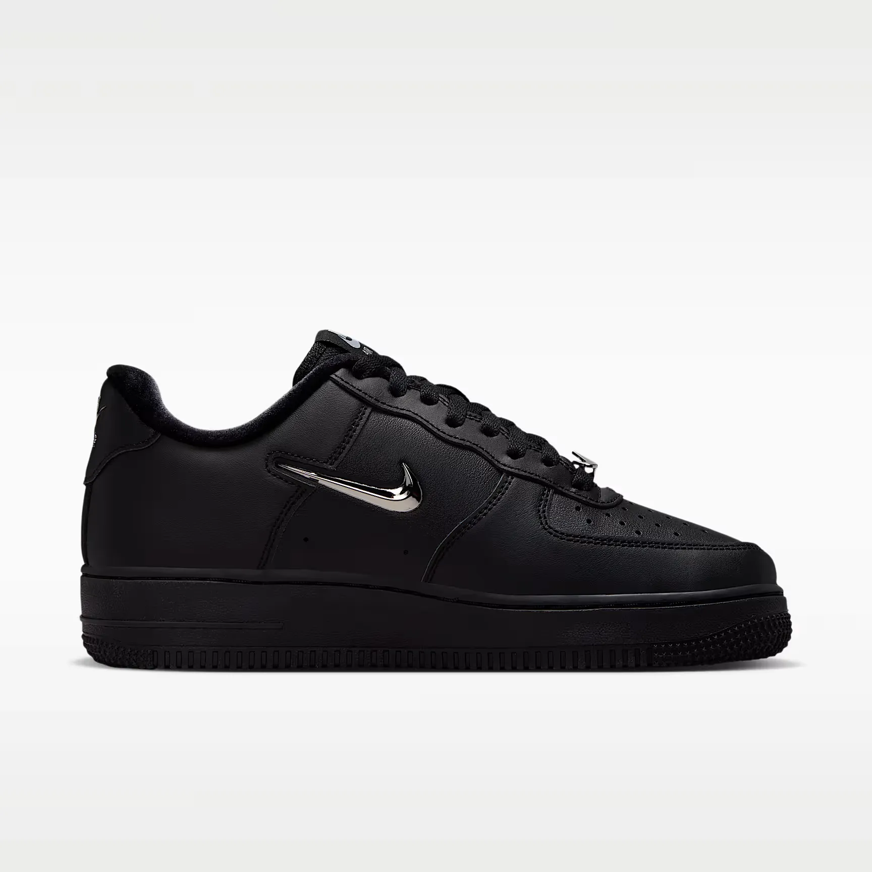 000000_Nike-Air-Force-1-'07-WMNS_Chrome-Swoosh_IV6039-001_img2