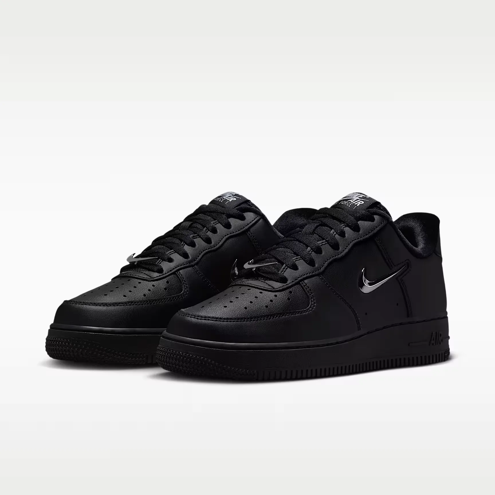 000000_Nike-Air-Force-1-'07-WMNS_Chrome-Swoosh_IV6039-001_img4