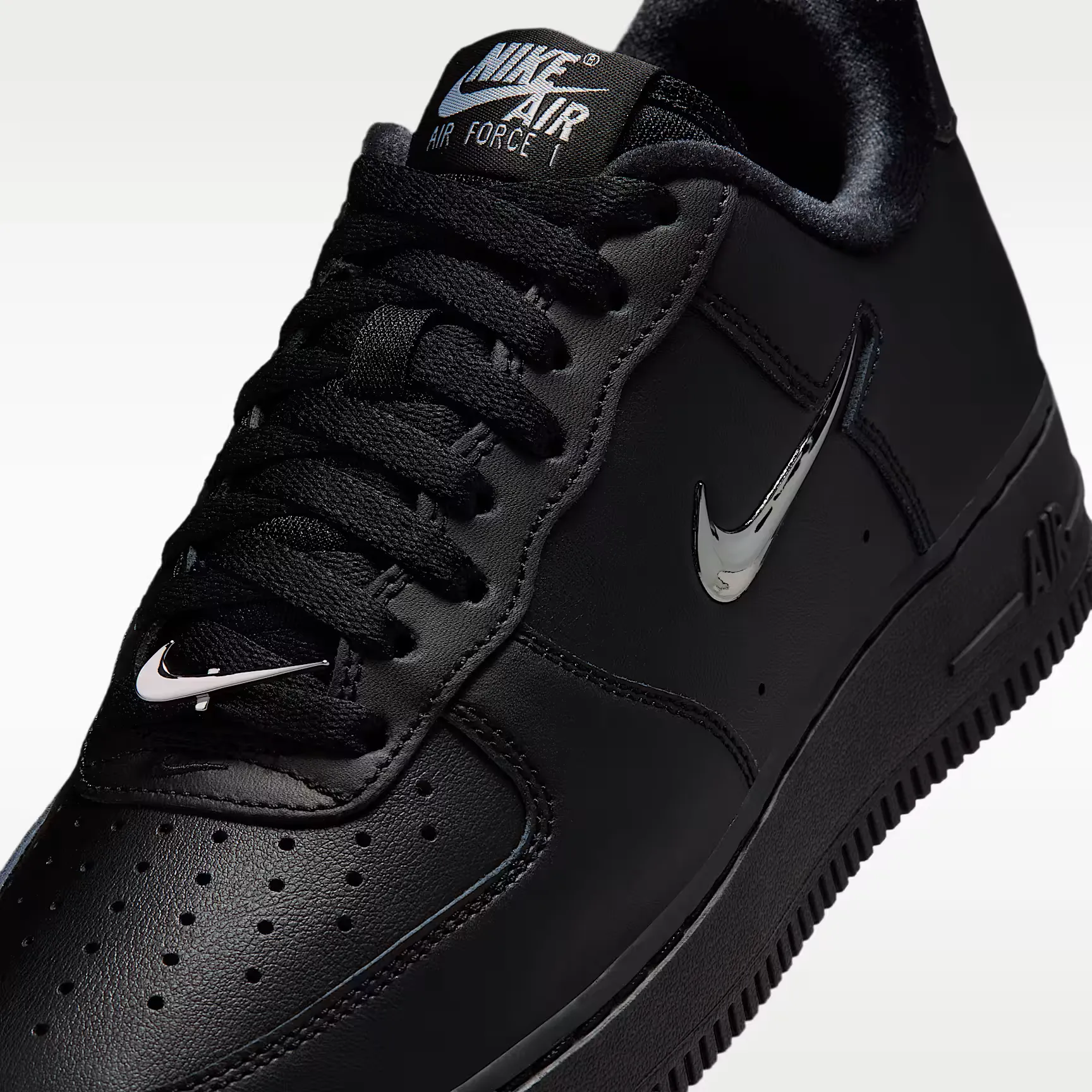 000000_Nike-Air-Force-1-'07-WMNS_Chrome-Swoosh_IV6039-001_img6