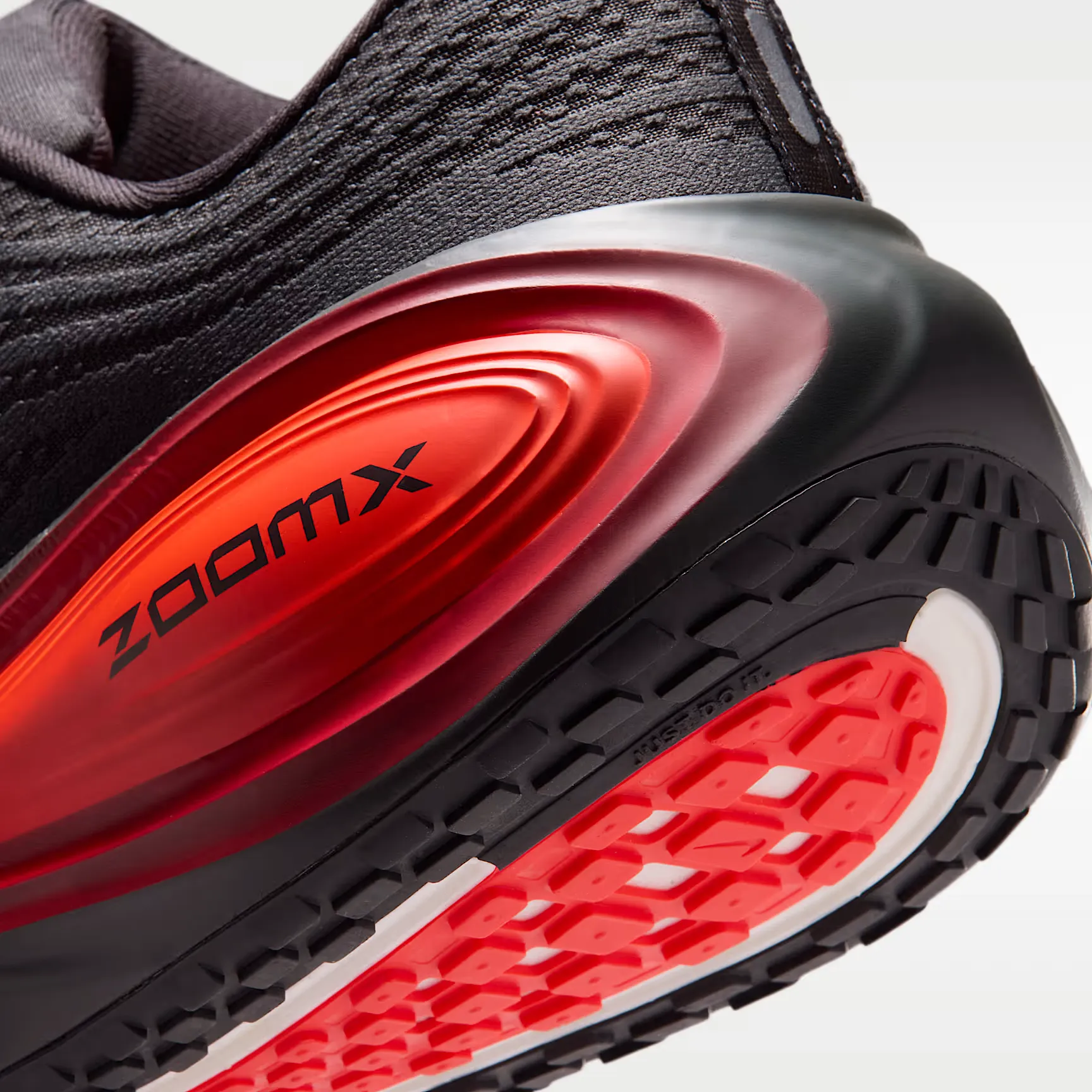 000000_Nike-Vomero-Plus_Anthracite-Black-Bright-Crimson_HV8150-017_img7